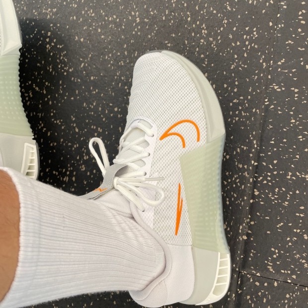 Nike Metcon 9 White Bright Mandarin 착용 스타일