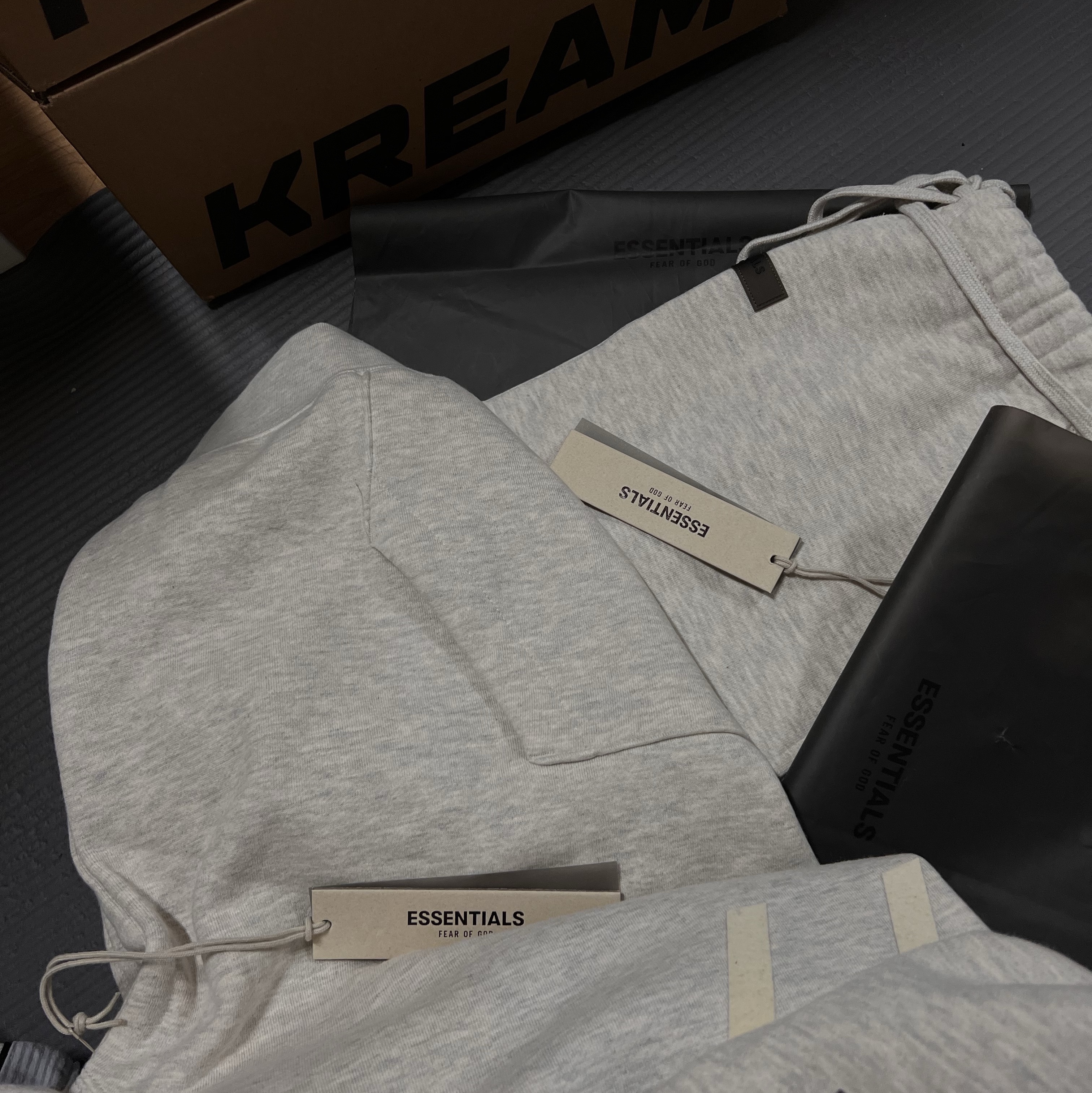 Essentials 1977 Hoodie Light Oatmeal - 22SS 착용 스타일