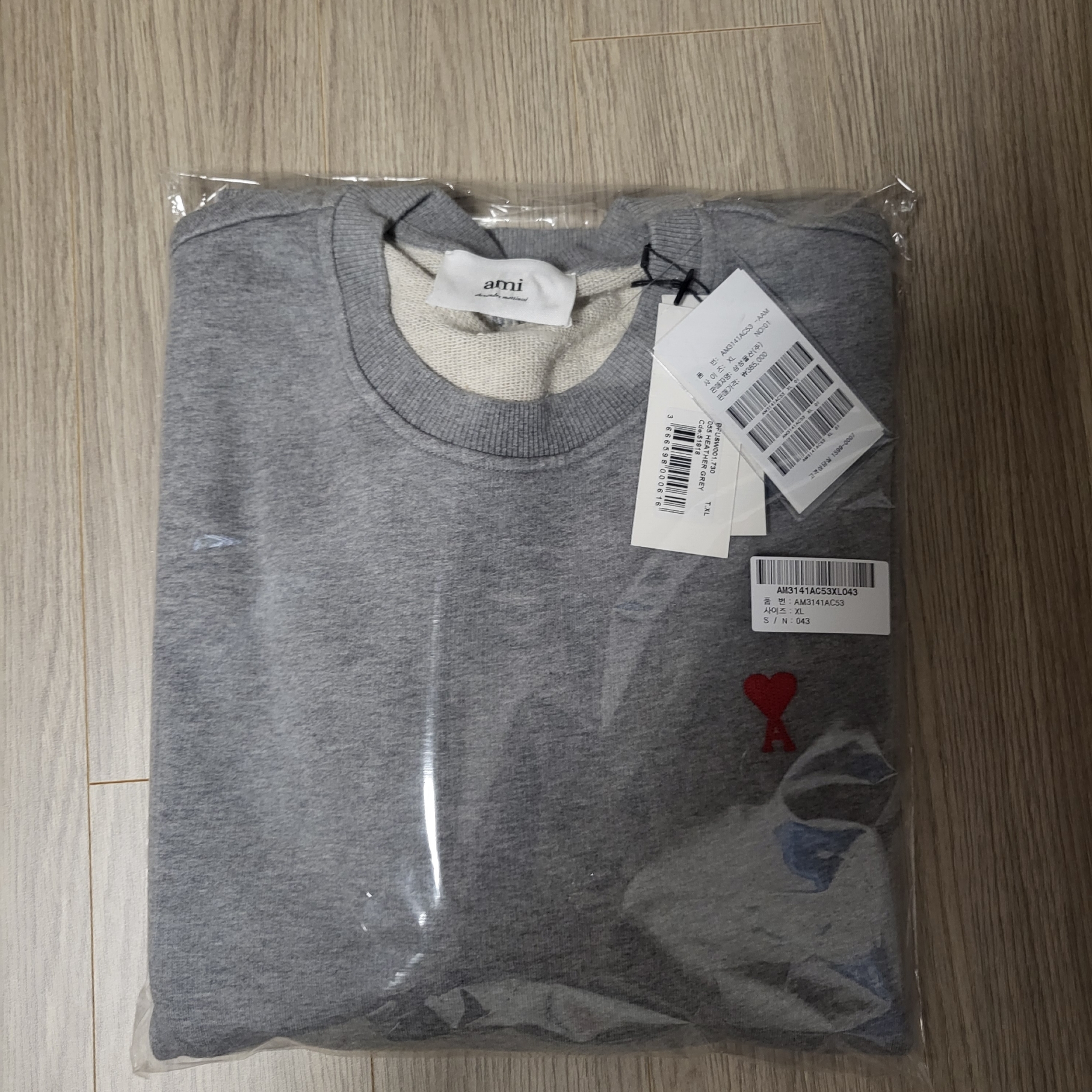 AMI de Coeur Sweatshirt Heather Grey 착용 스타일