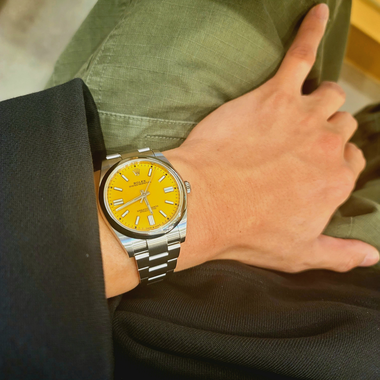 Rolex Oyster Perpetual 41mm 124300 Yellow Oyster 착용 스타일 - 1