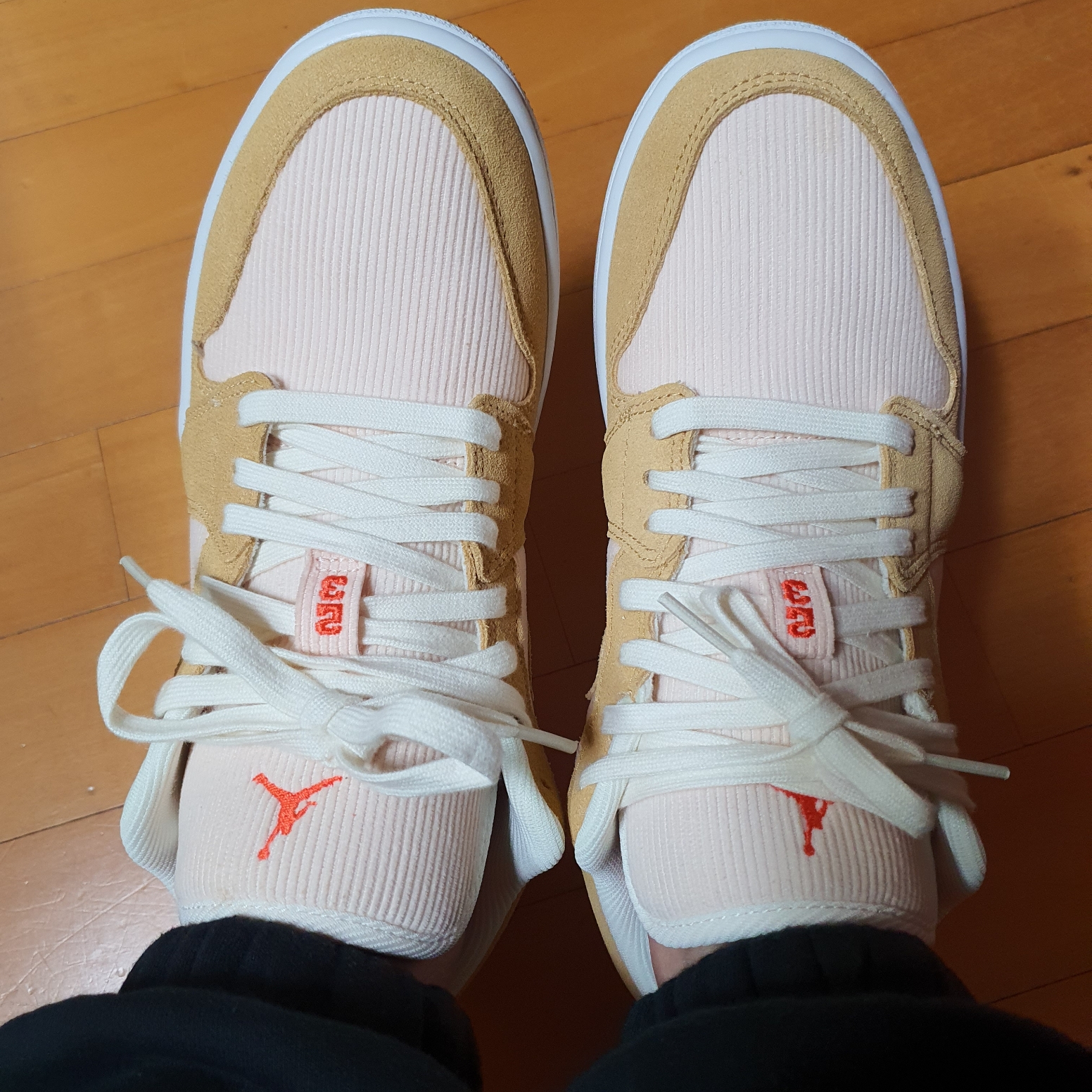 (W) Jordan 1 Low SE Corduroy Tan 착용 스타일