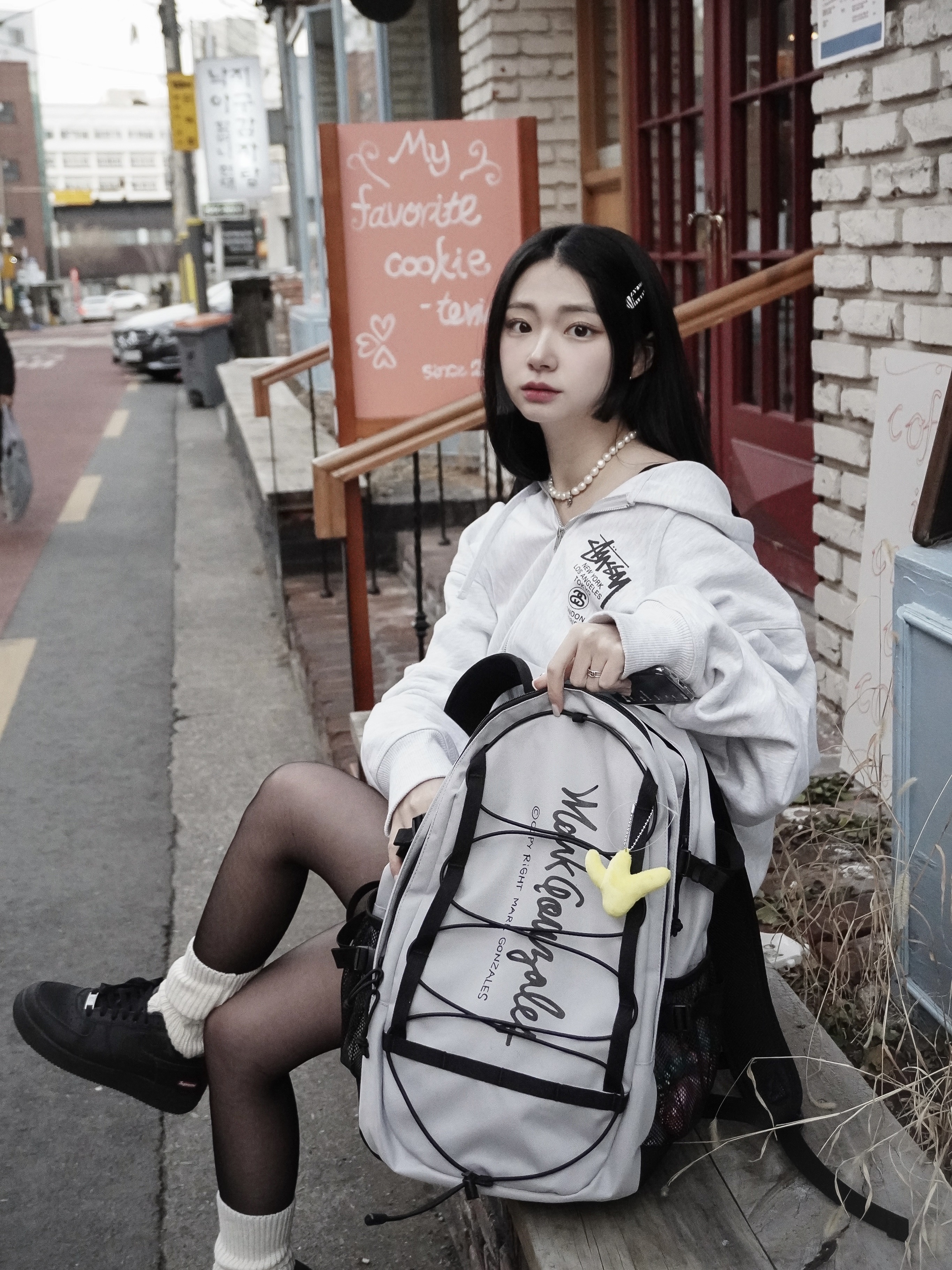 Stussy World Tour Zip Hoodie Ash Heather 2023, Nike x Supreme Air Force 1 Low Black 착용 스타일 - 3