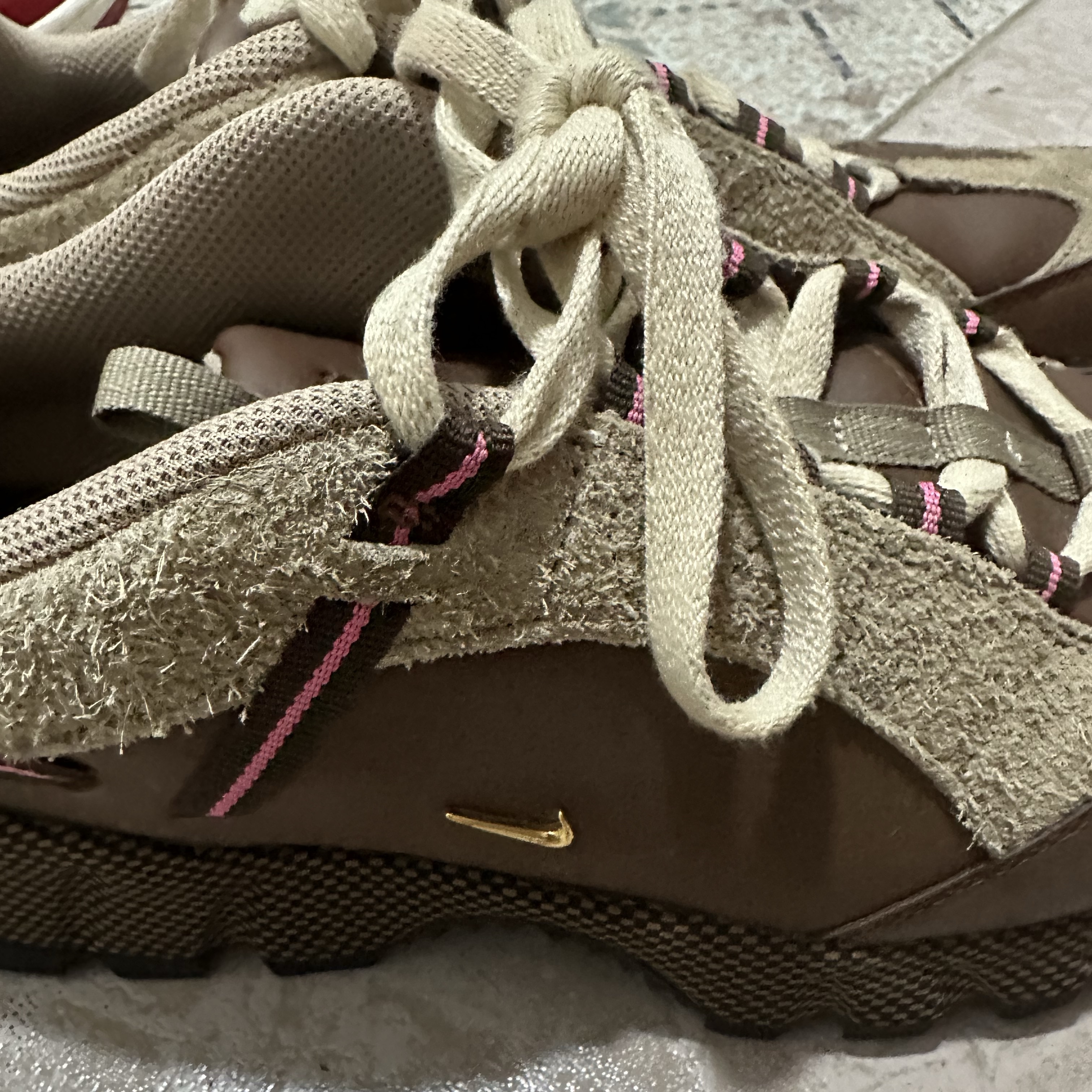 Nike x Jacquemus Air Humara LX Ale Brown and Gold 착용 스타일 - 2