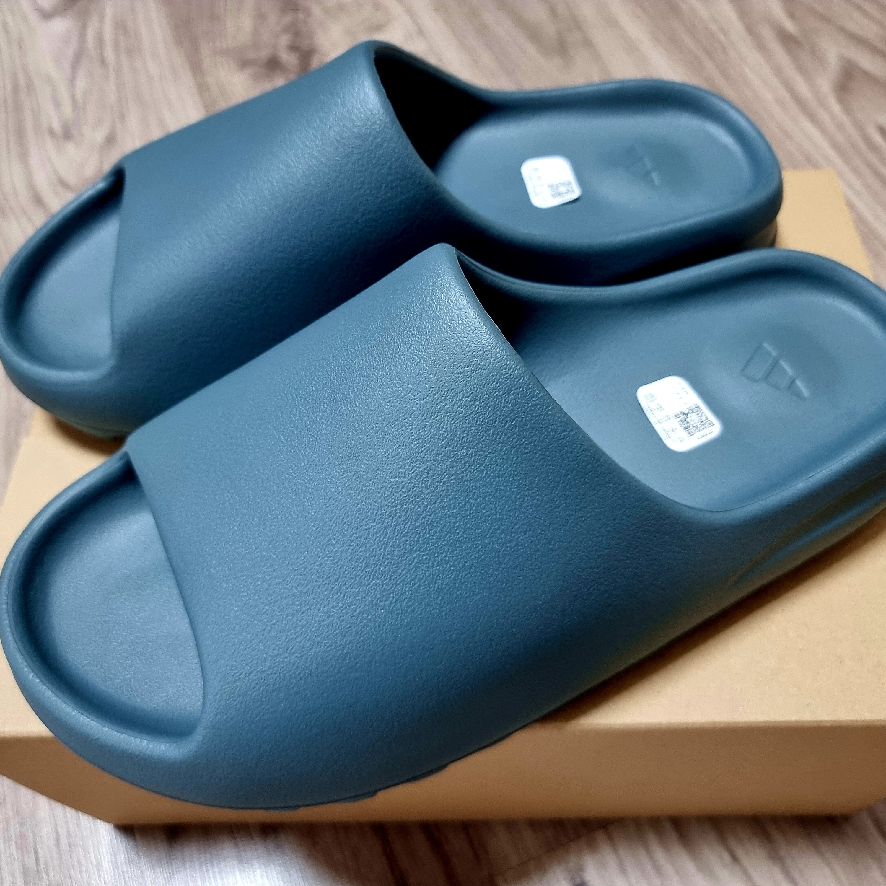 Adidas Yeezy Slide Slate Marine 착용 스타일