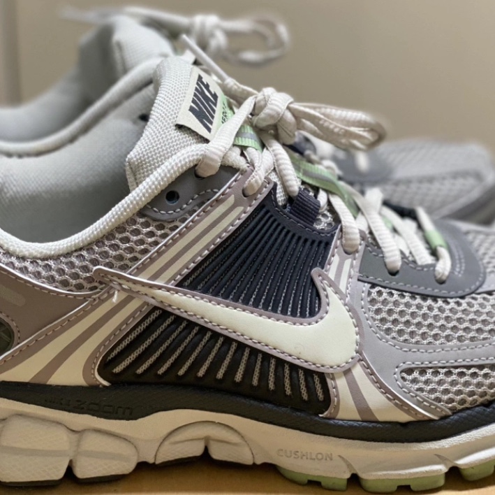 (W) Nike Zoom Vomero 5 Cobblestone and Flat Pewter 착용 스타일