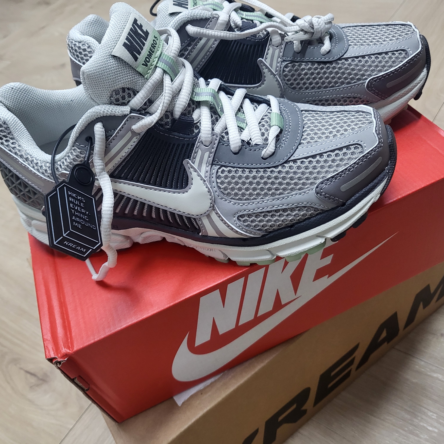 (W) Nike Zoom Vomero 5 Cobblestone and Flat Pewter 착용 스타일