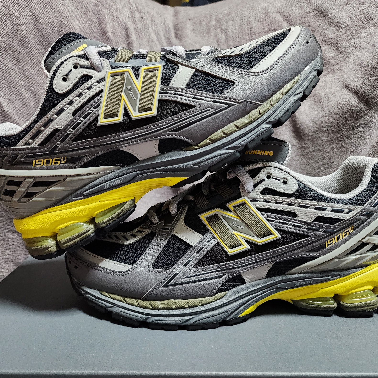 New Balance 1906N Castlerock Ginger Lemon, New Balance 1906R White Gold 착용 스타일 - 1