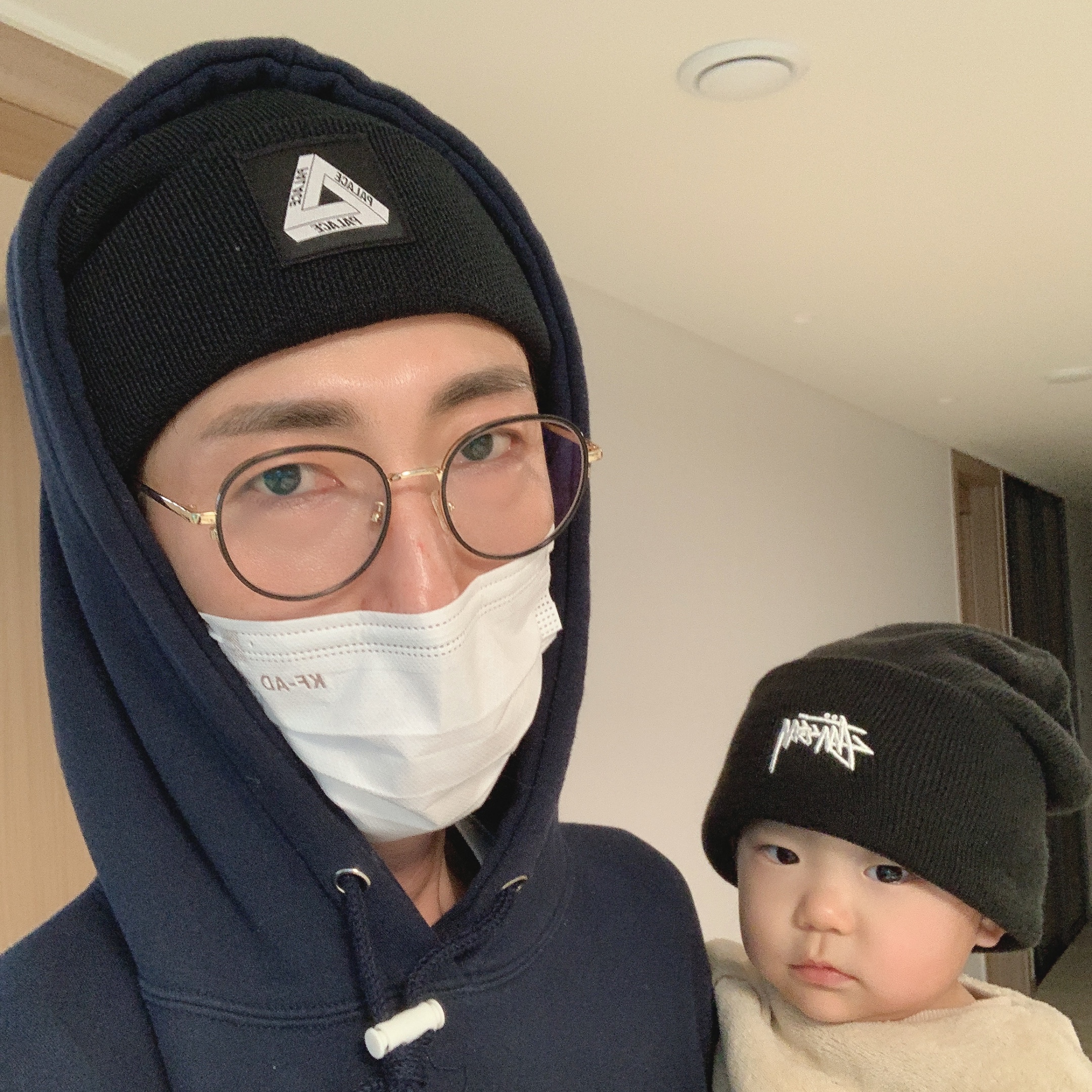 Palace Tri-Ferg Patch Beanie Black 착용 스타일 - 2