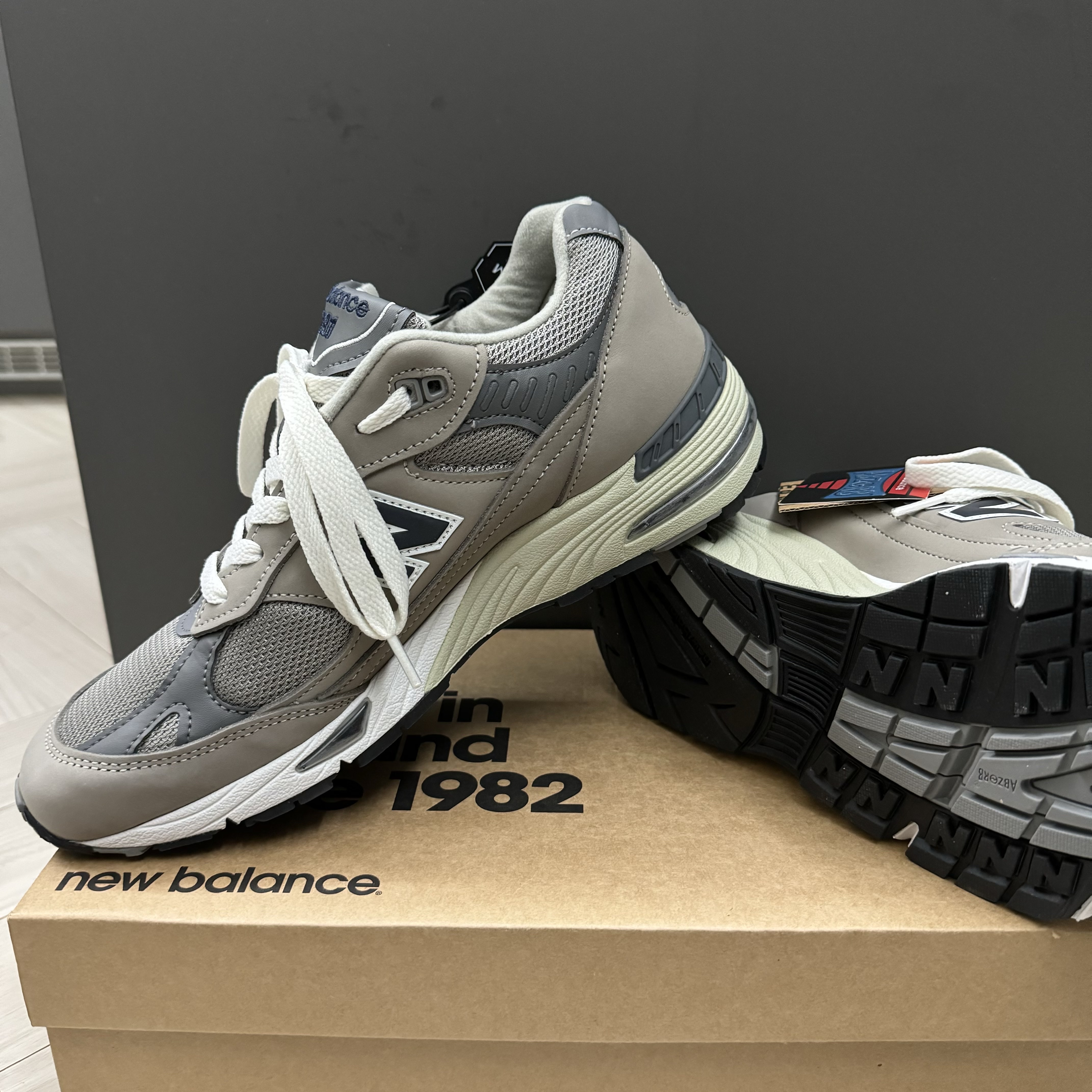 New Balance 991 Made in UK 20th Anniversary Grey 착용 스타일 - 4