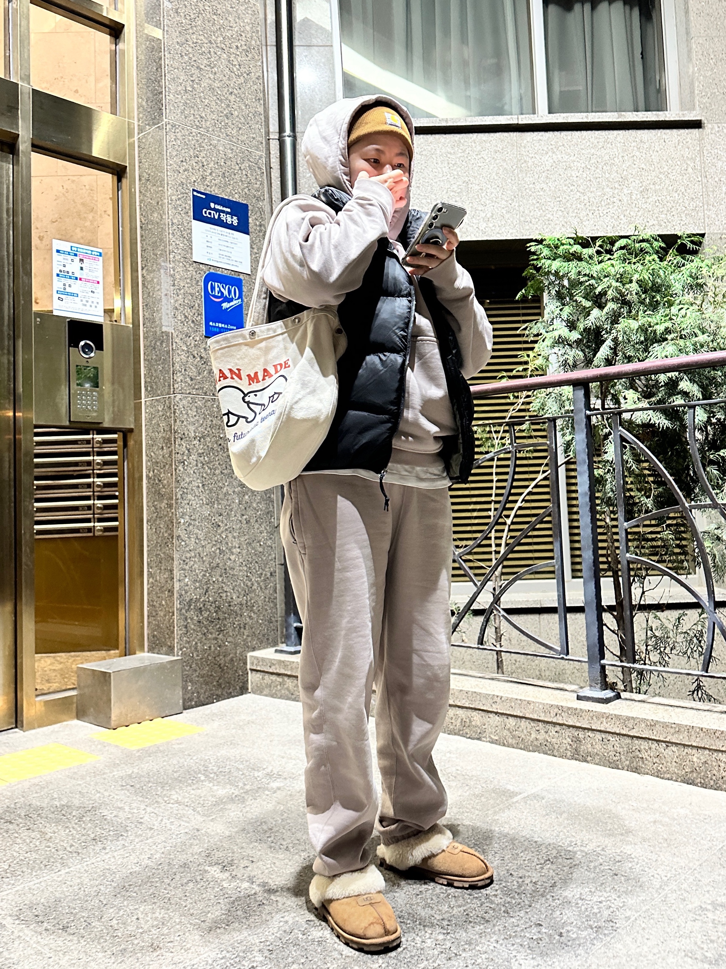 Human Made Paperboy Bag White, Nike NRG Solo Swoosh Fleece Hoodie Malt - US/EU 착용 스타일