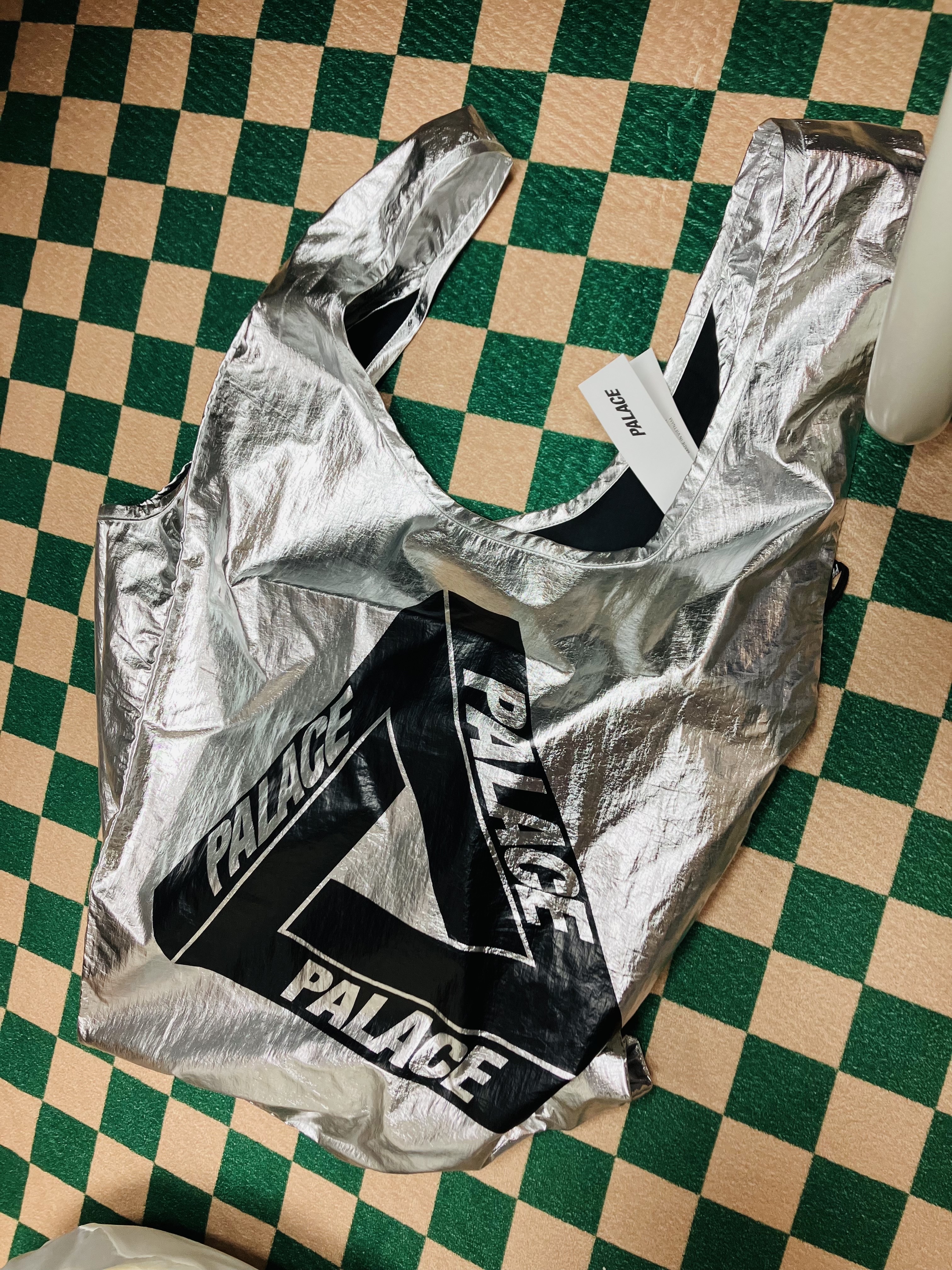 Palace Palace Shop Reusable Bag Silver - 22FW 착용 스타일