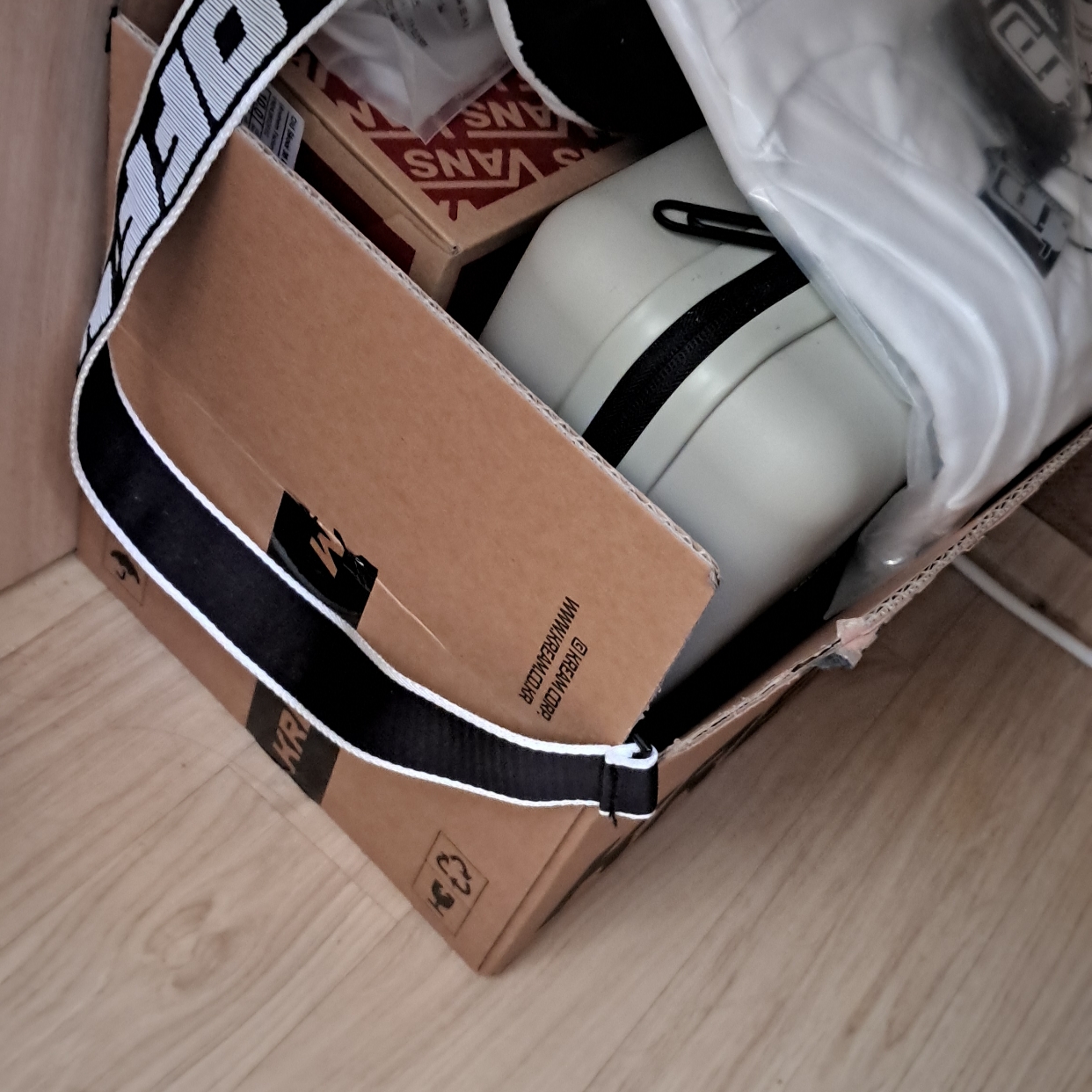 Off-White x Amore Pacific Protection Box (Without Cosmetics), Vans Old Skool 36 DX Anaheim Factory Black White 착용 스타일