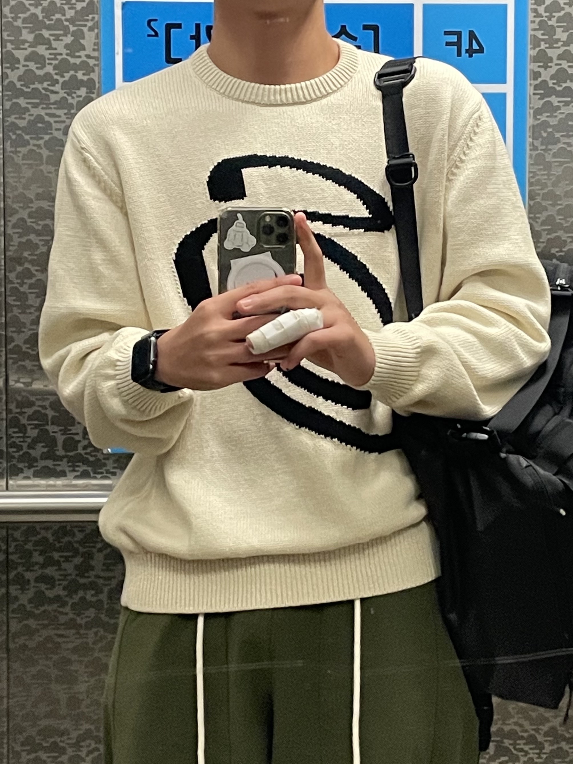 Stussy Curly S Sweater Natural 착용 스타일 - 2
