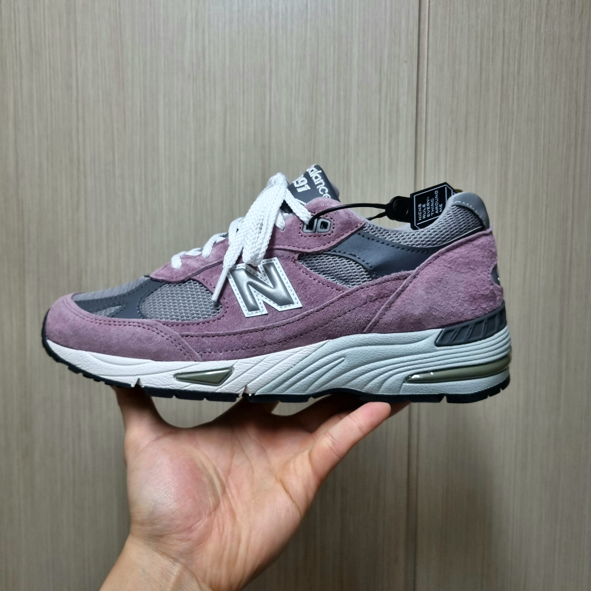New Balance 991 Made in UK Pink Grey 착용 스타일 - 3