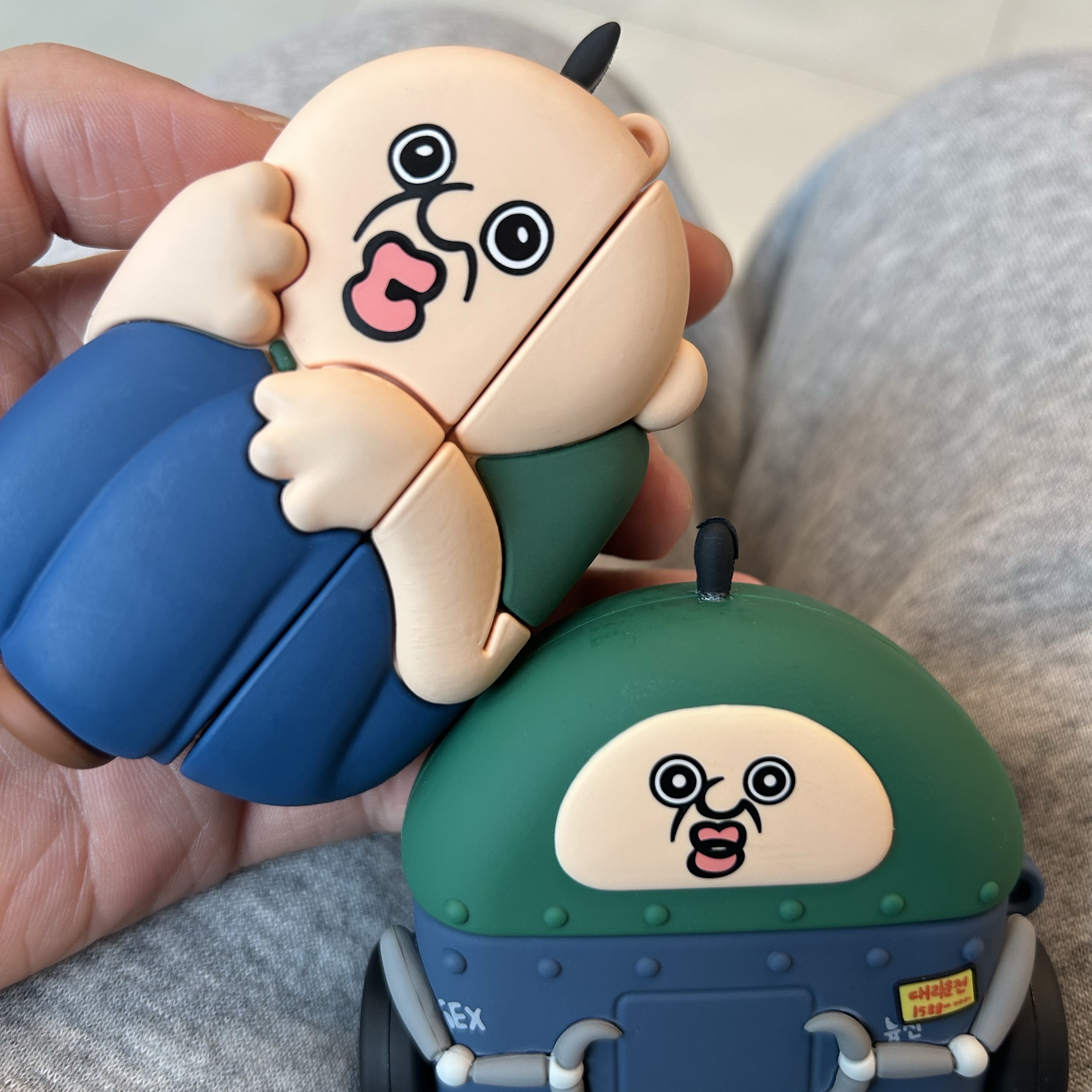 Bbangbbang Crouch Airpods Pro 2nd Gen Case, Bbangbbang Robot Airpods Pro 2nd Gen Case 착용 스타일
