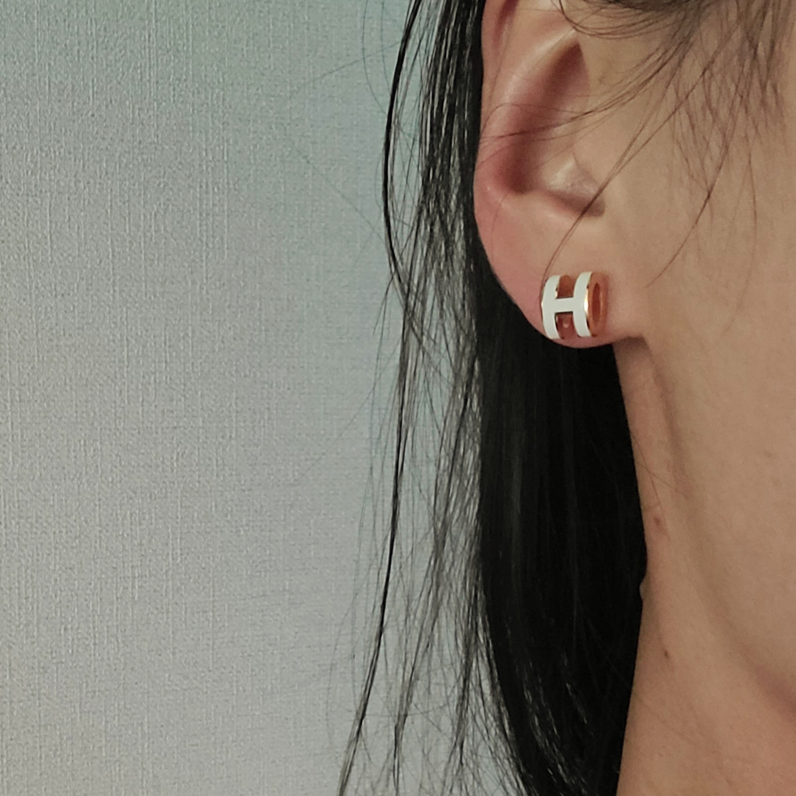 (W) Hermes Mini Pop H Earrings Rose Gold & Blanc 착용 스타일