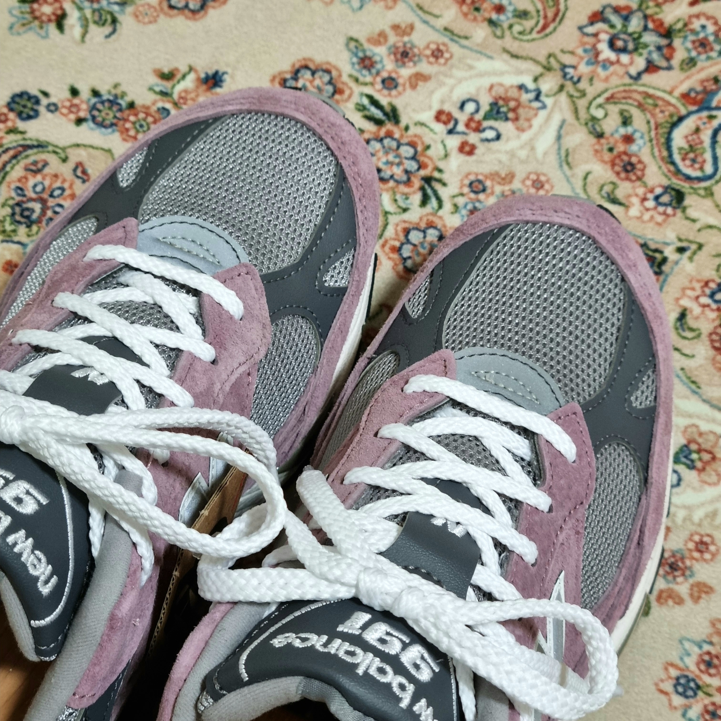 New Balance 991 Made in UK Pink Grey 착용 스타일 - 1
