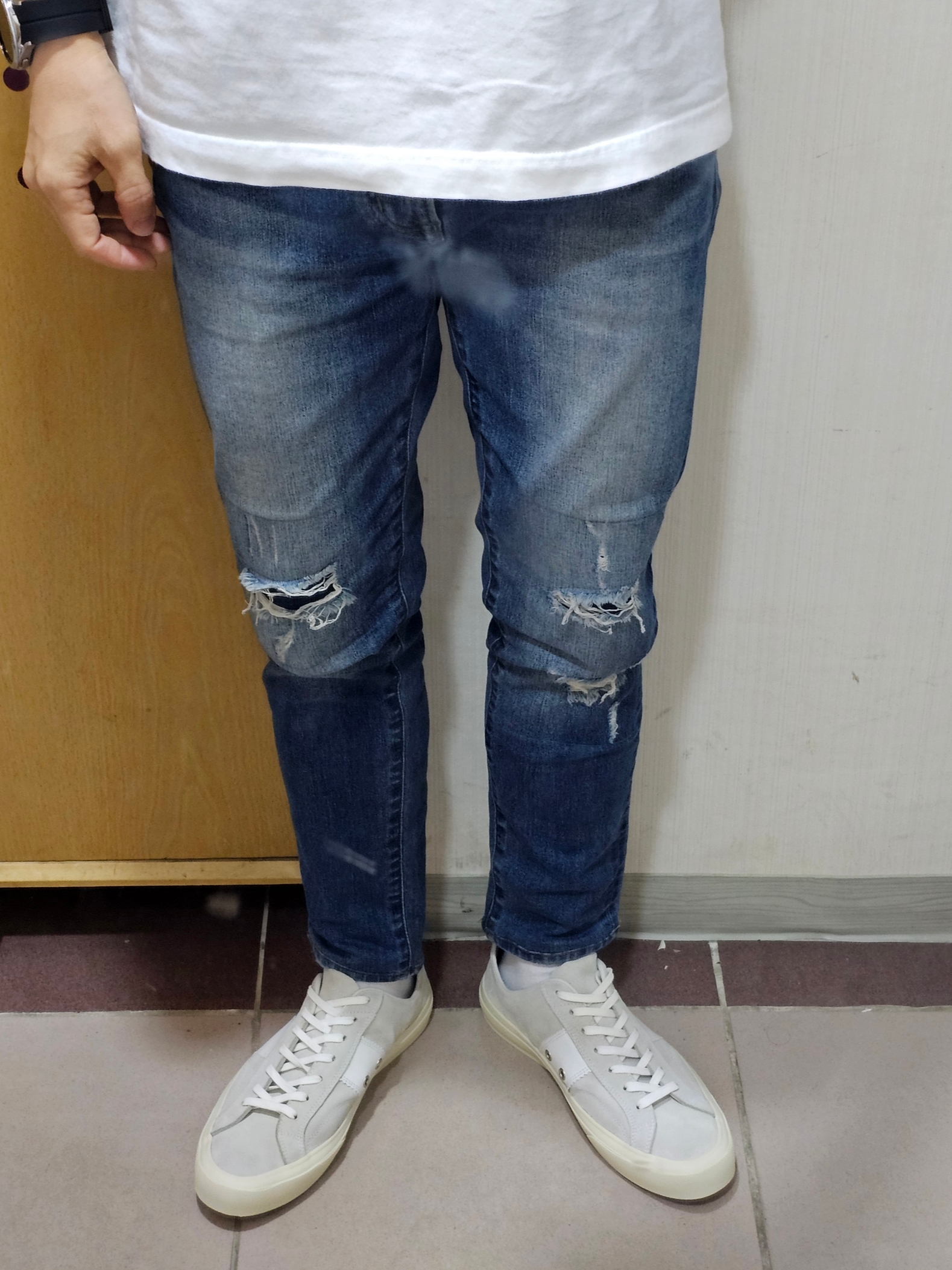 Tom Ford Suede Cambridge Sneakers Marble Cream 착용 스타일 - 2