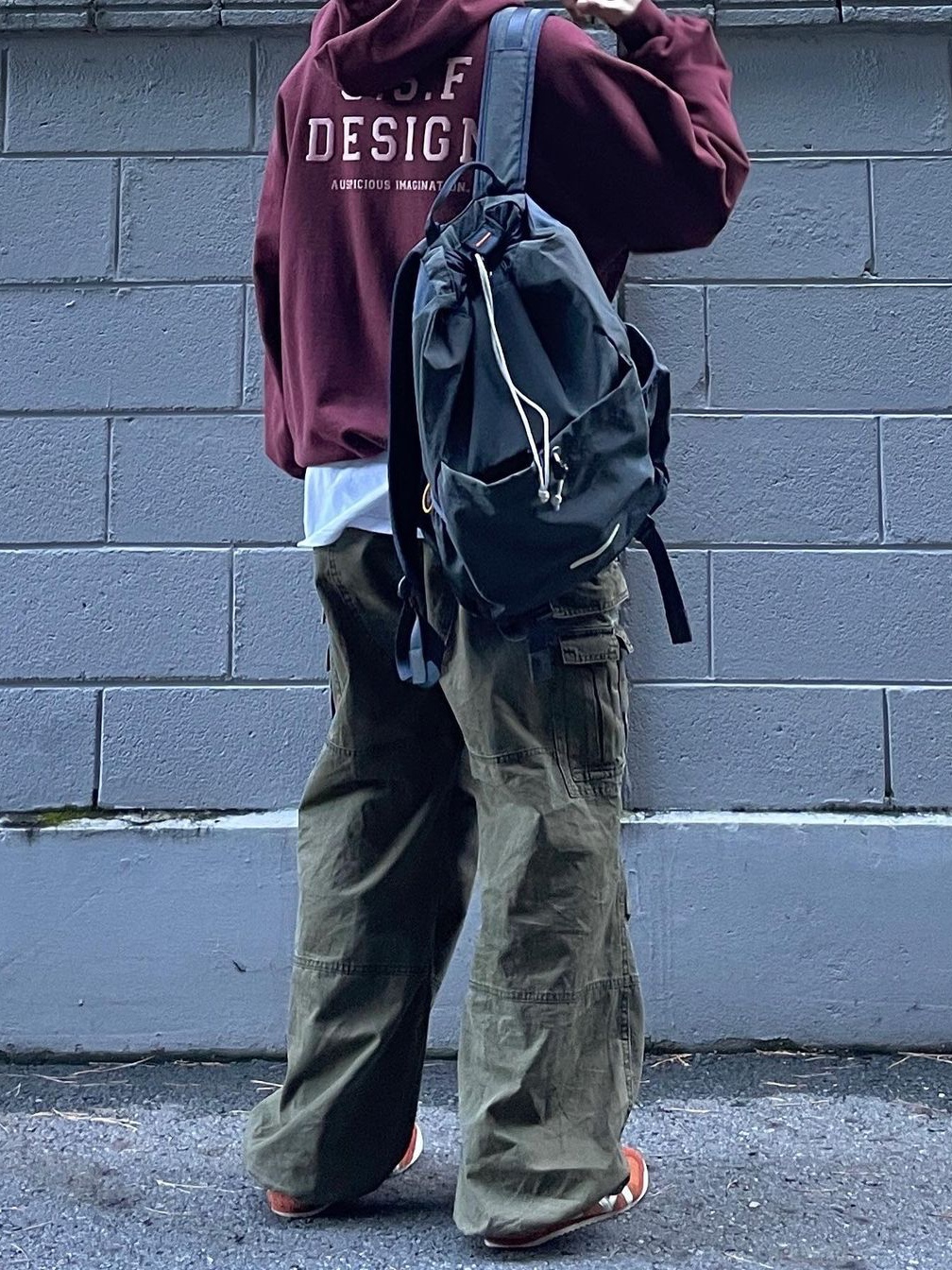 RAWROW String Backpack Ep.2 750 Charcoal 착용 스타일 - 1