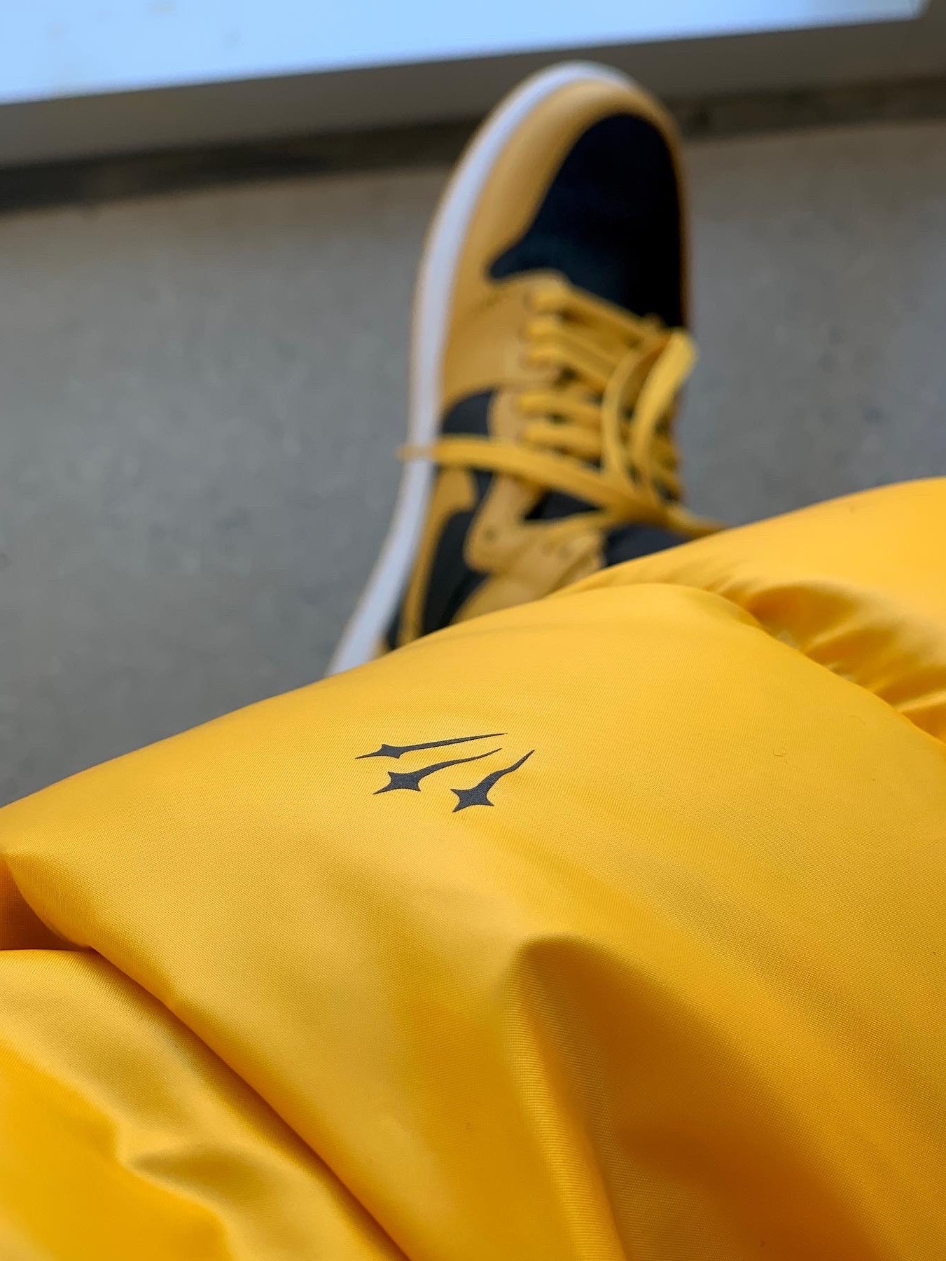 Nike x Drake Nocta Puffer Jacket University Gold - US/EU, Jordan 1 Retro High OG Pollen 착용 스타일 - 2