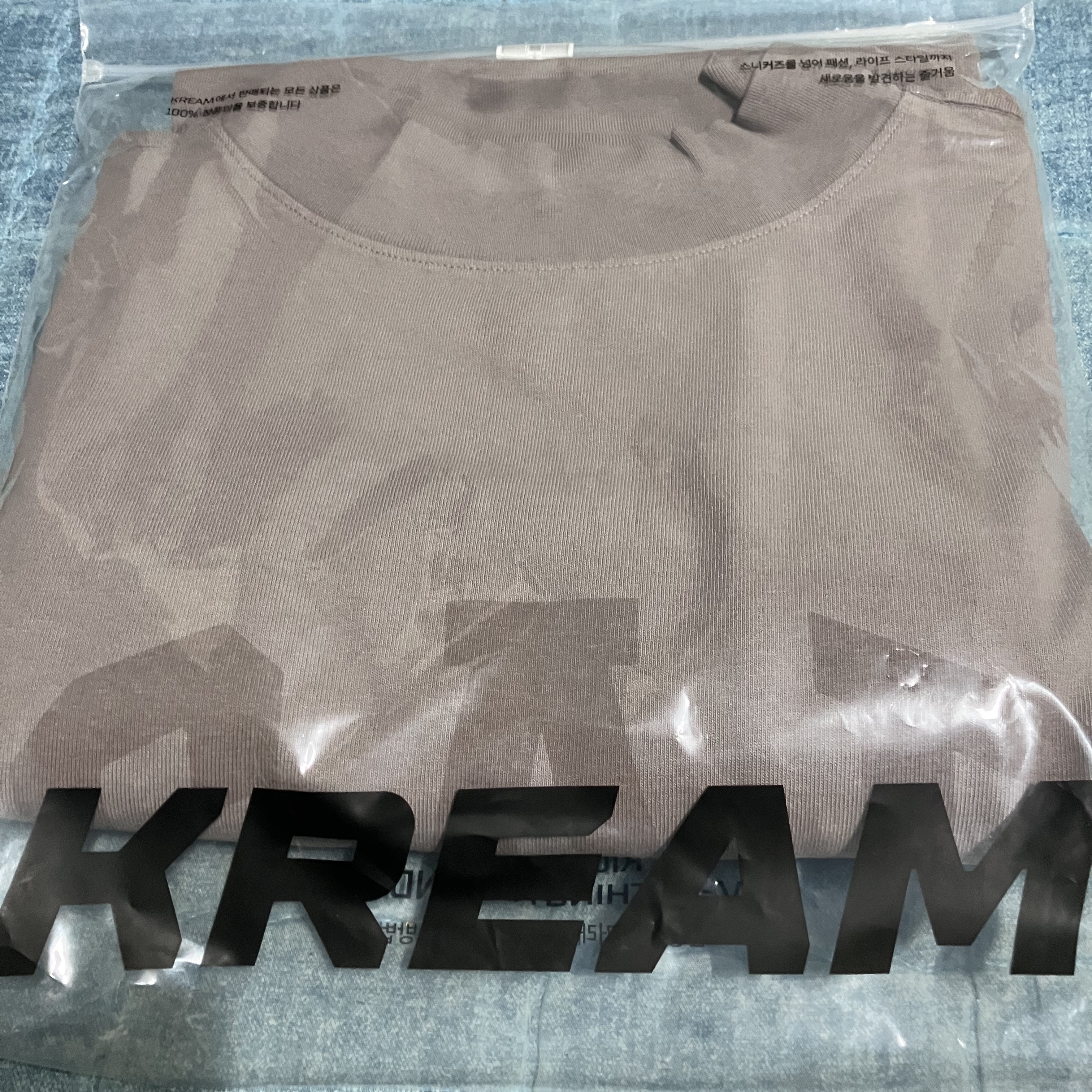 Yeezy Gap Engineered By Balenciaga Dove 3/4 Sleeve T-Shirt Beige 착용 스타일