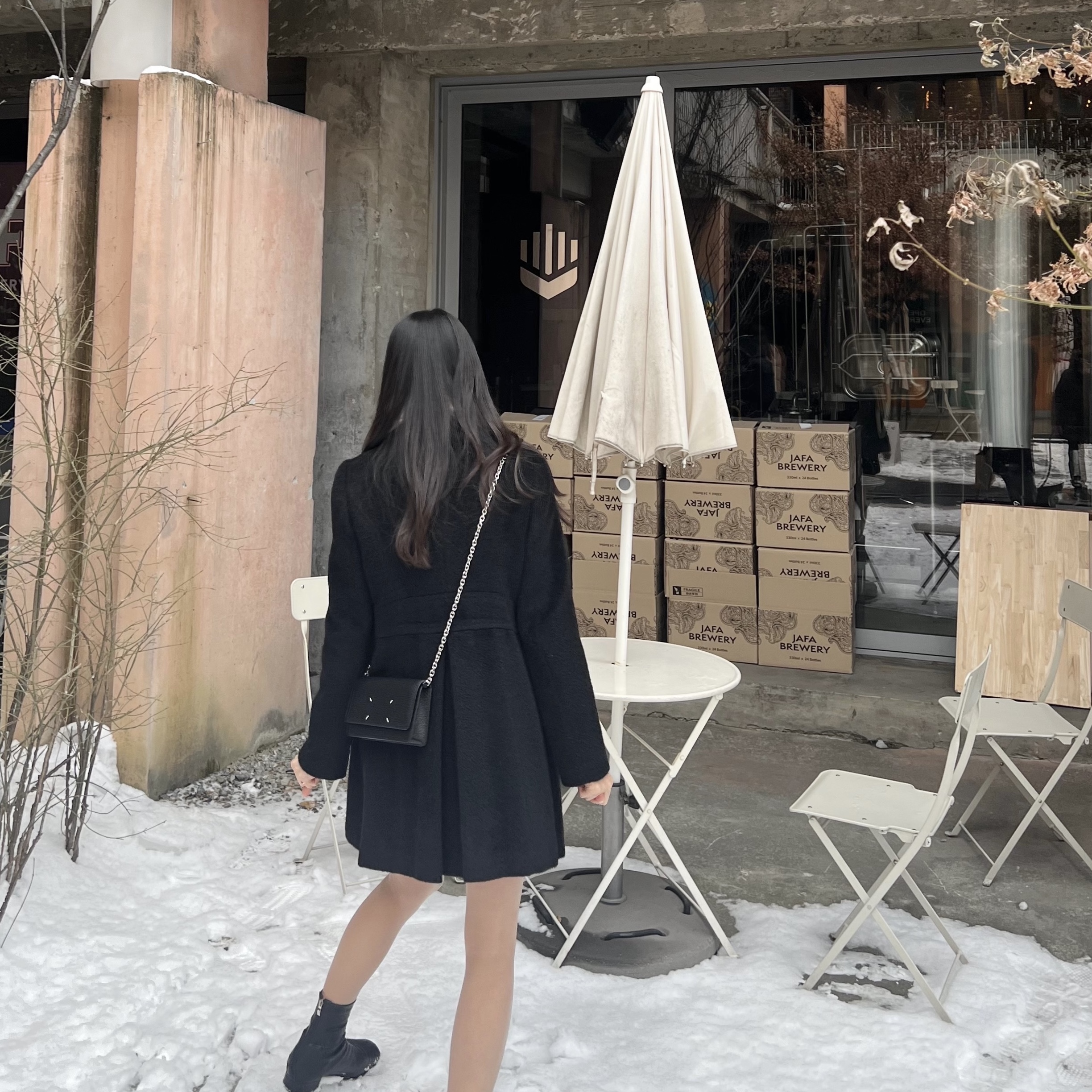 Maison Margiela Four Stitches Chain Flap Wallet Black 착용 스타일 - 1