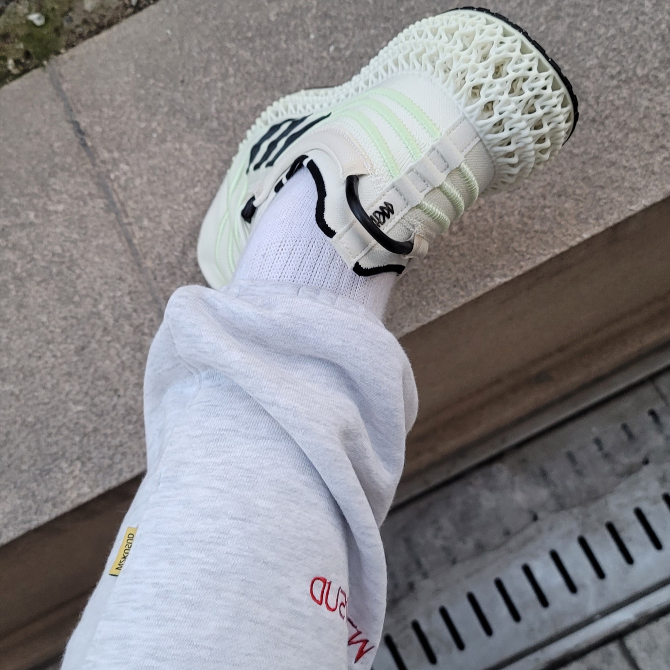 Adidas x Parley 4D FWD Off White 착용 스타일 - 3