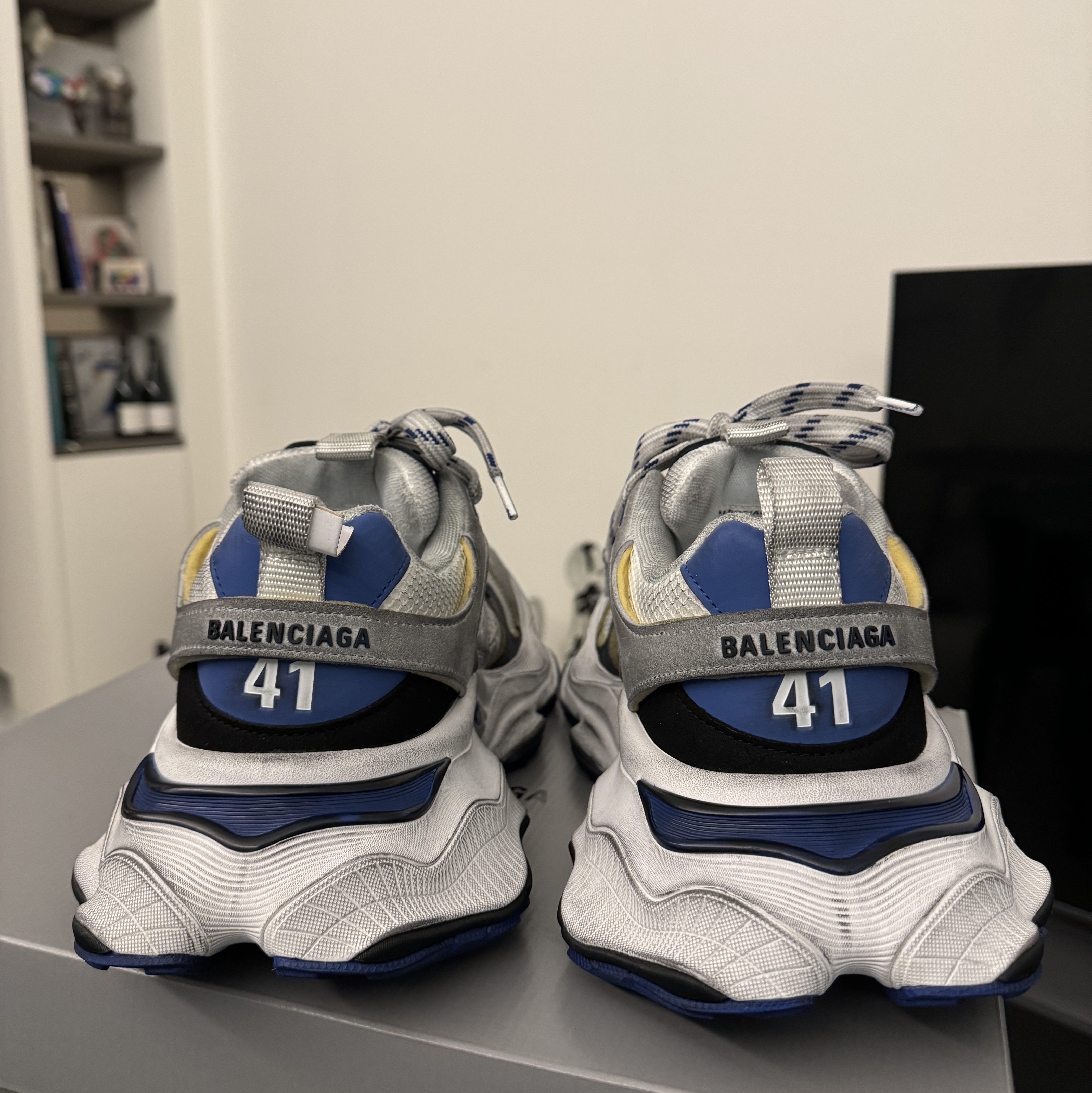 Balenciaga Cargo Sneakers Grey White Blue 착용 스타일 - 4