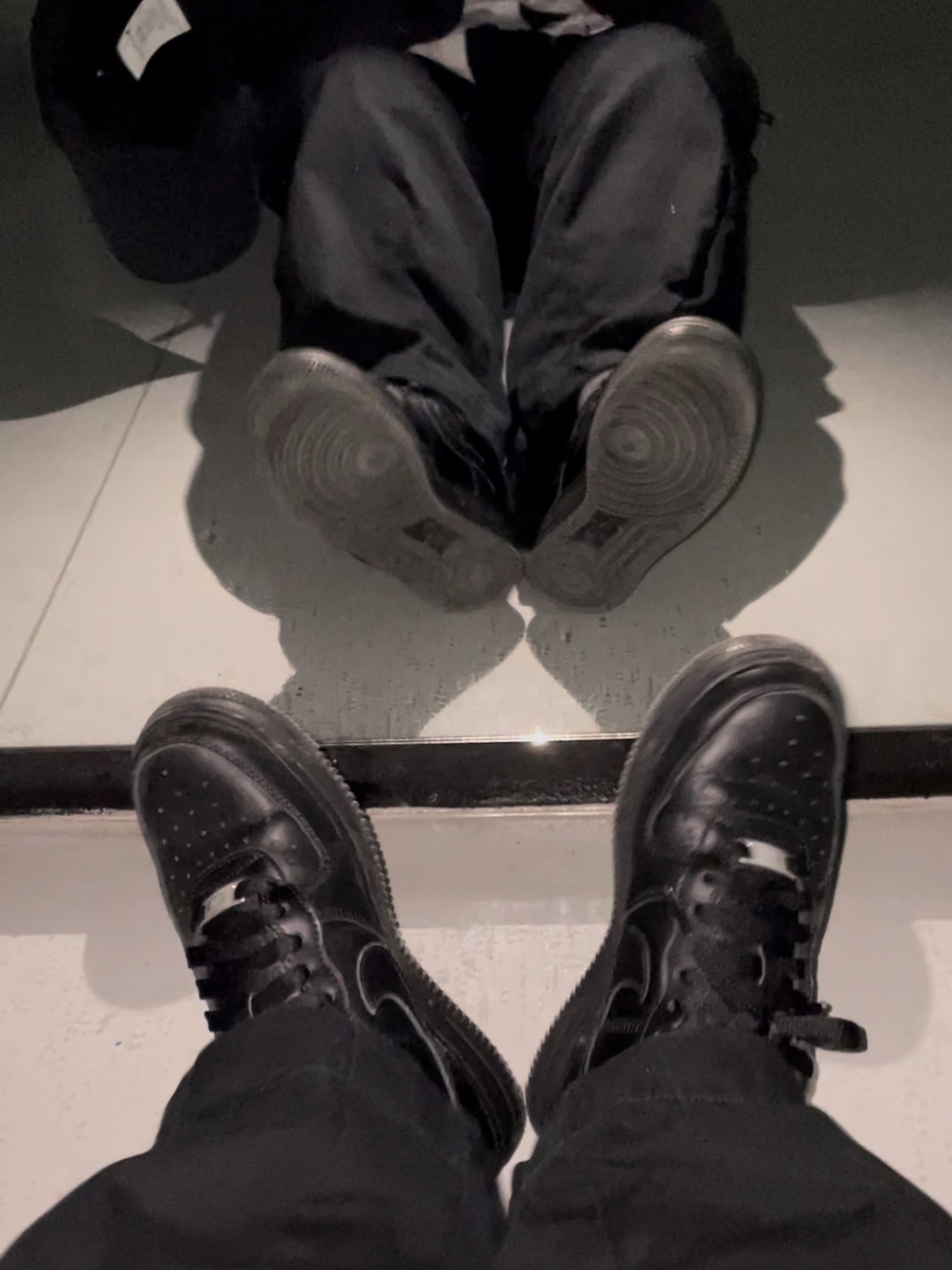 Nike Air Force 1 '07 Low Triple Black 착용 스타일