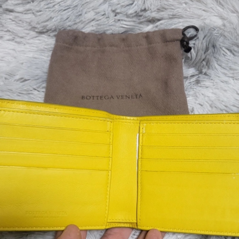 Bottega Veneta Bi-Fold Wallet Yellow 착용 스타일