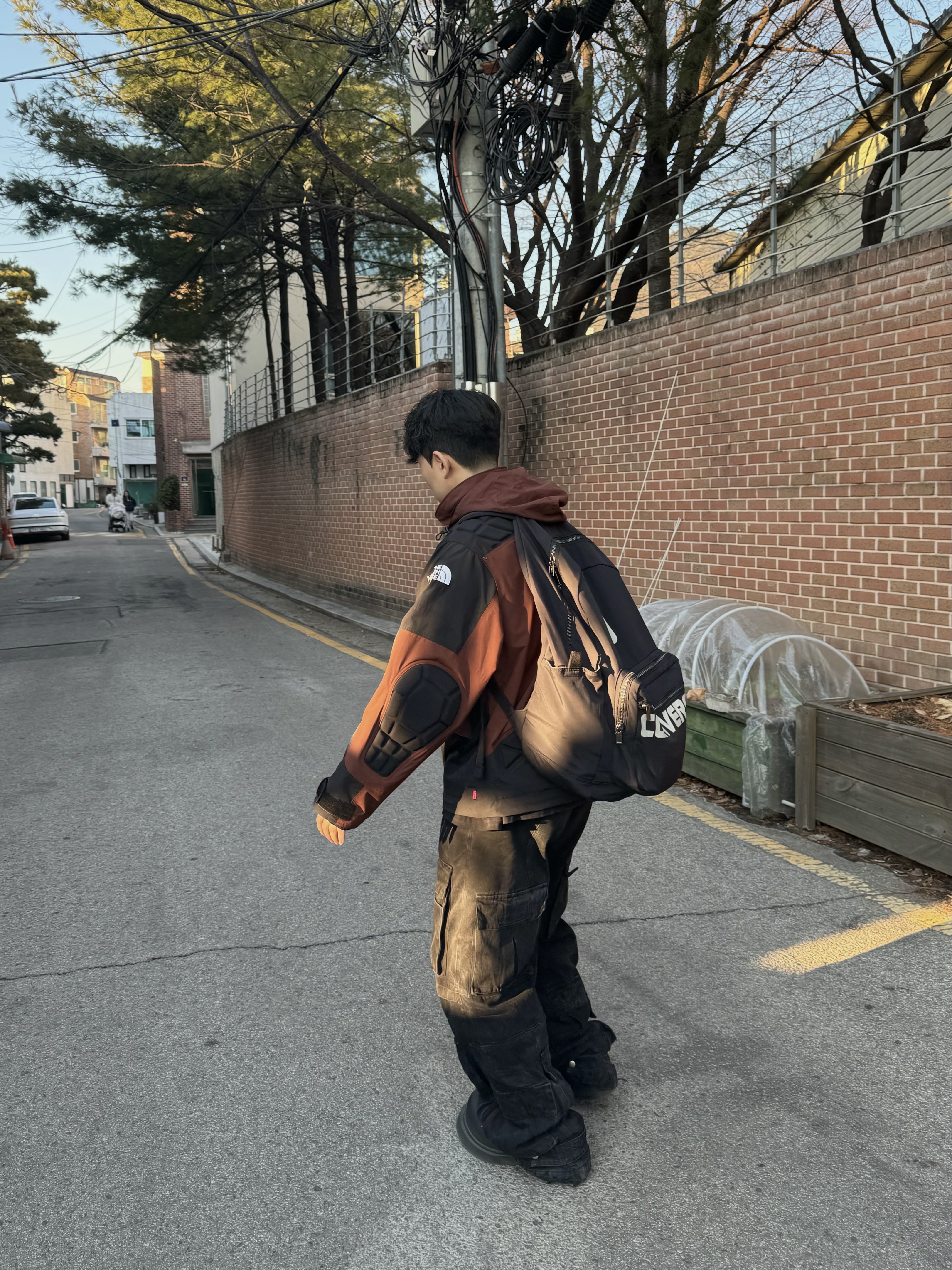 Supreme x The North Face Steep Tech Apogee Jacket Brown - 22FW, Project G/R Crinkle Denim Cargo Pants Black 착용 스타일 - 2