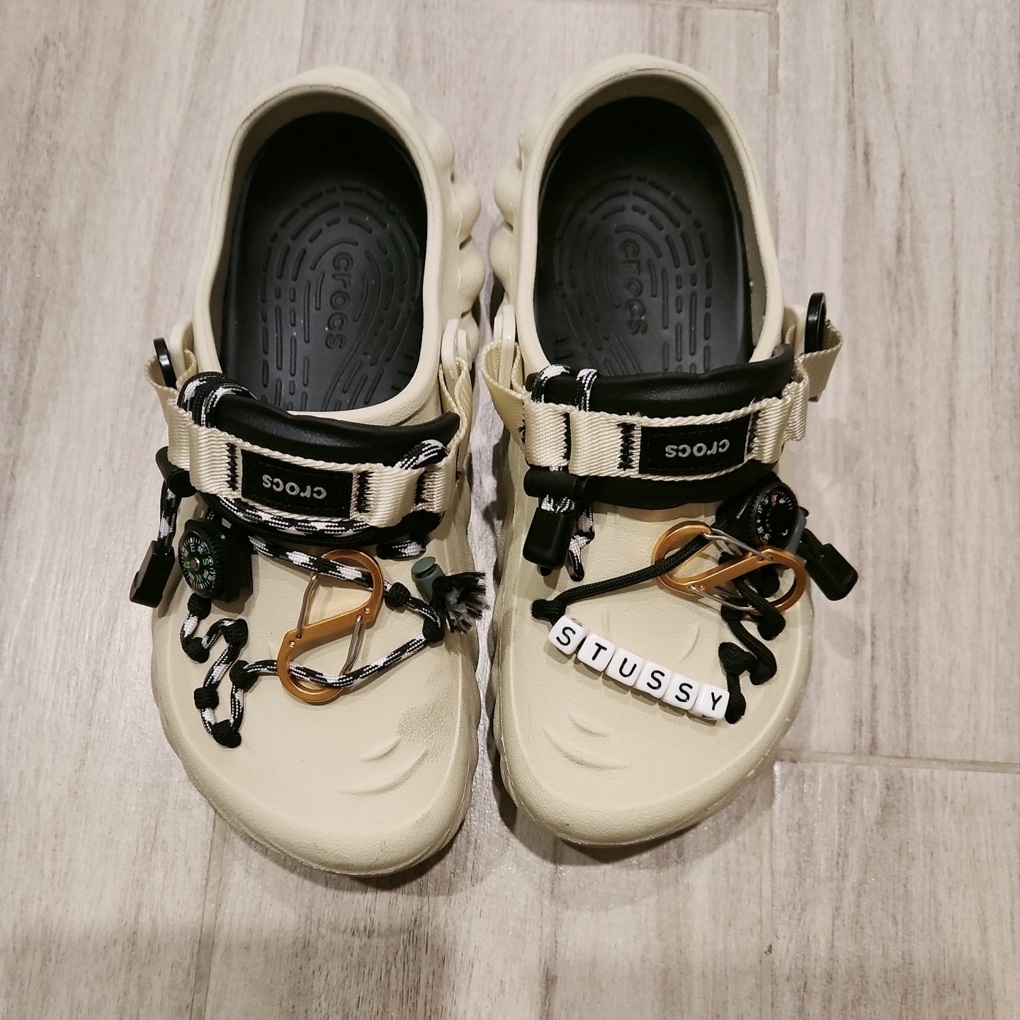 Crocs Echo Clog Bone Black 착용 스타일