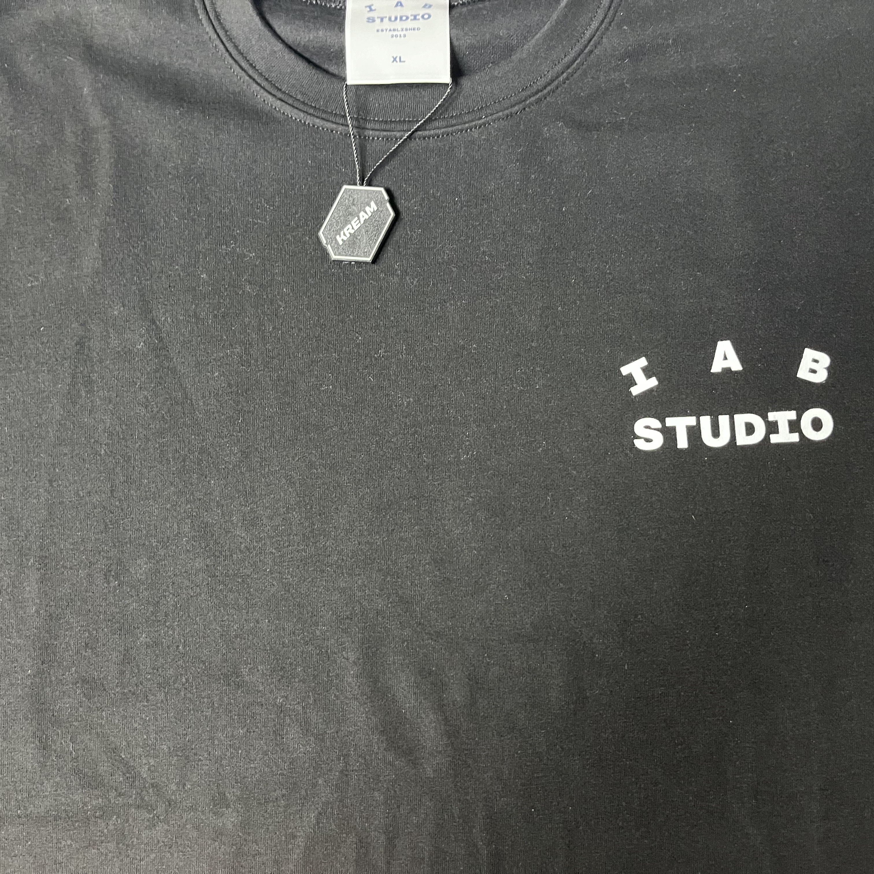IAB Studio T-Shirt Black White 착용 스타일