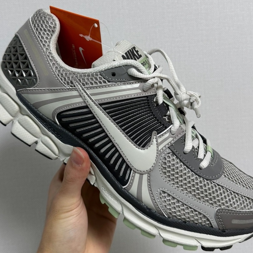 Nike Zoom Vomero 5 PRM Light Iron Ore and Flat Fewter 착용 스타일