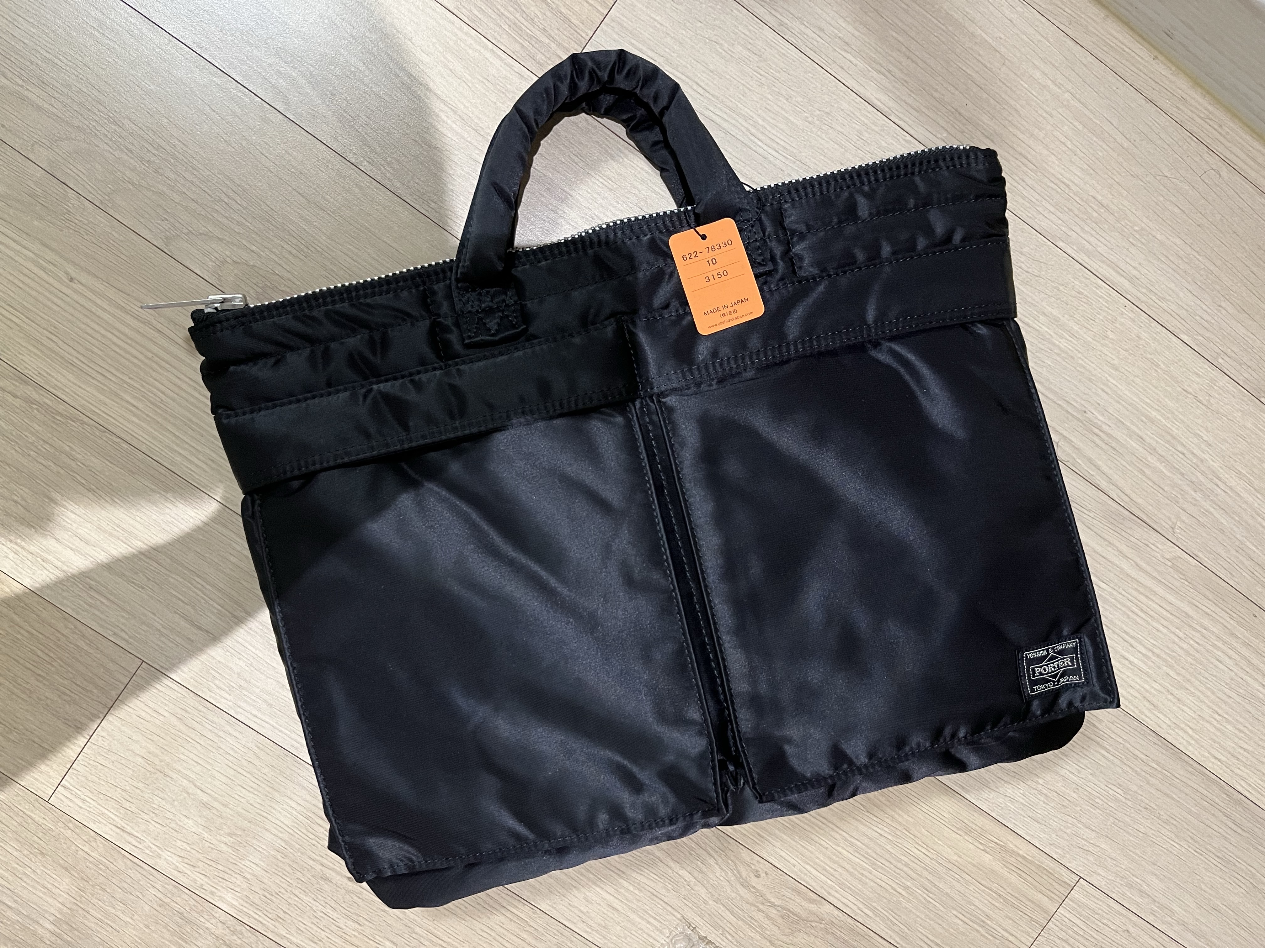 Porter Tanker Short Helmet Bag Black 착용 스타일