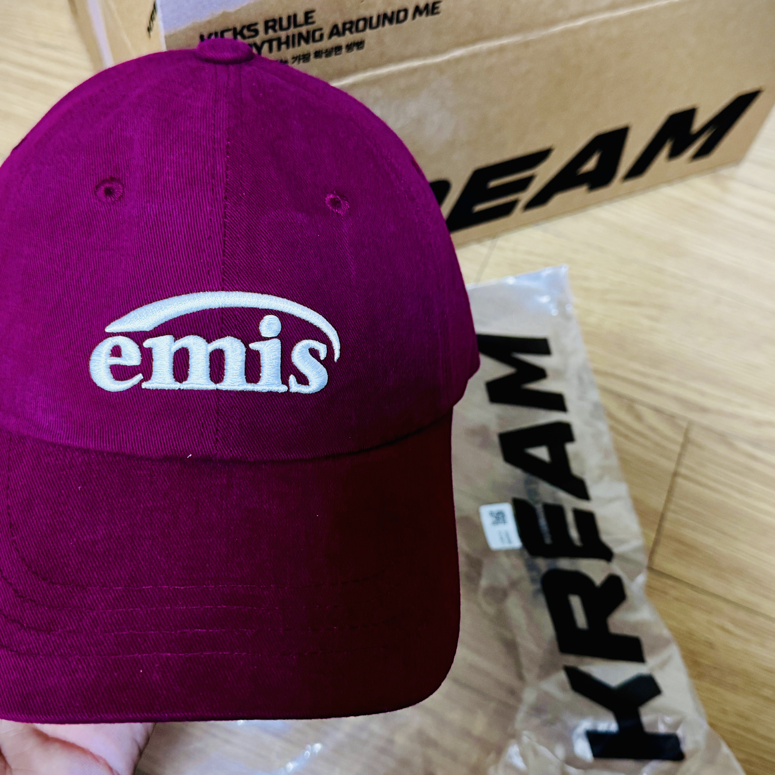Emis New Logo Emis Cap Burgundy 착용 스타일 - 1