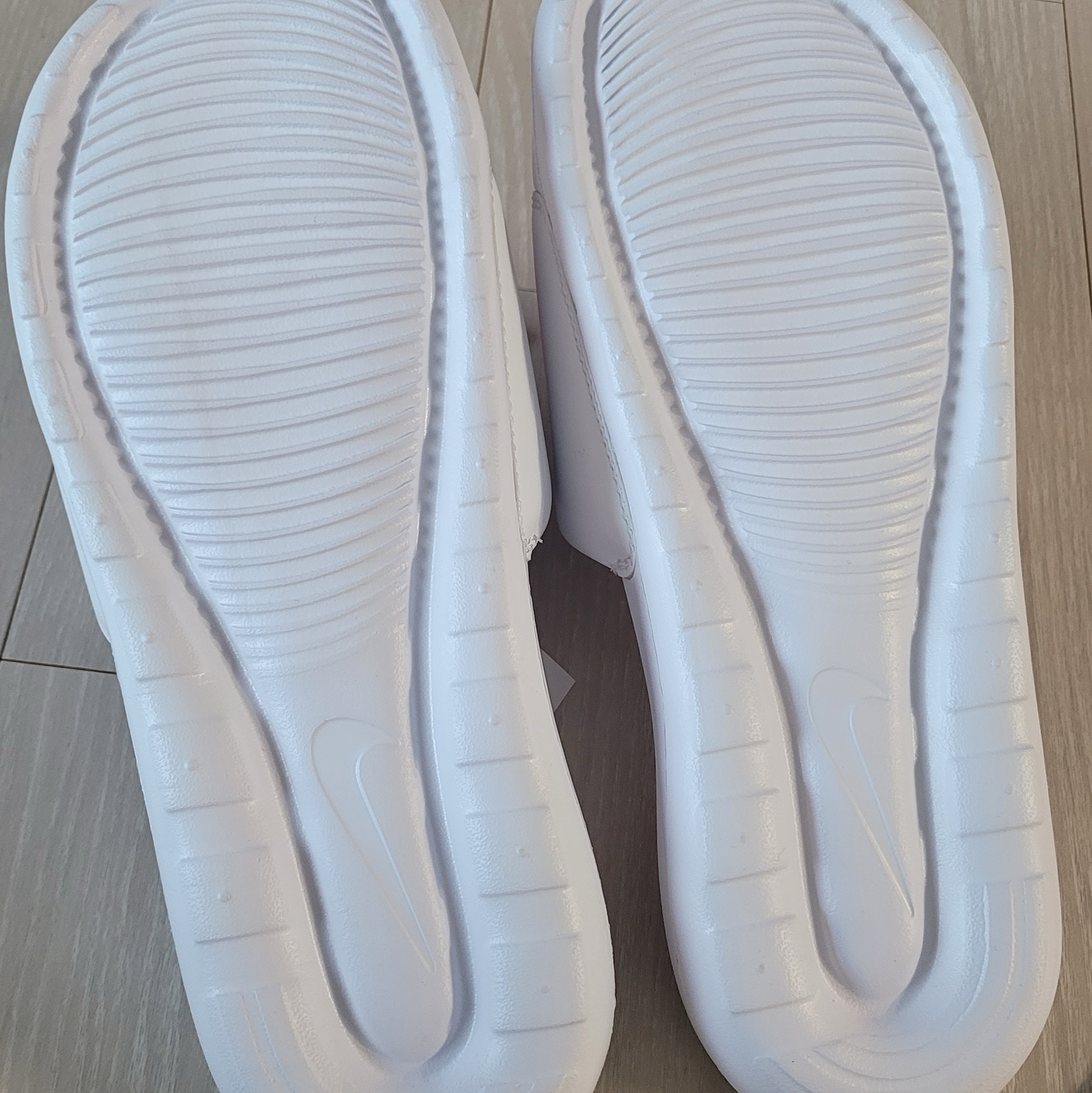 Nike Victori One Slide White Black 착용 스타일 - 3