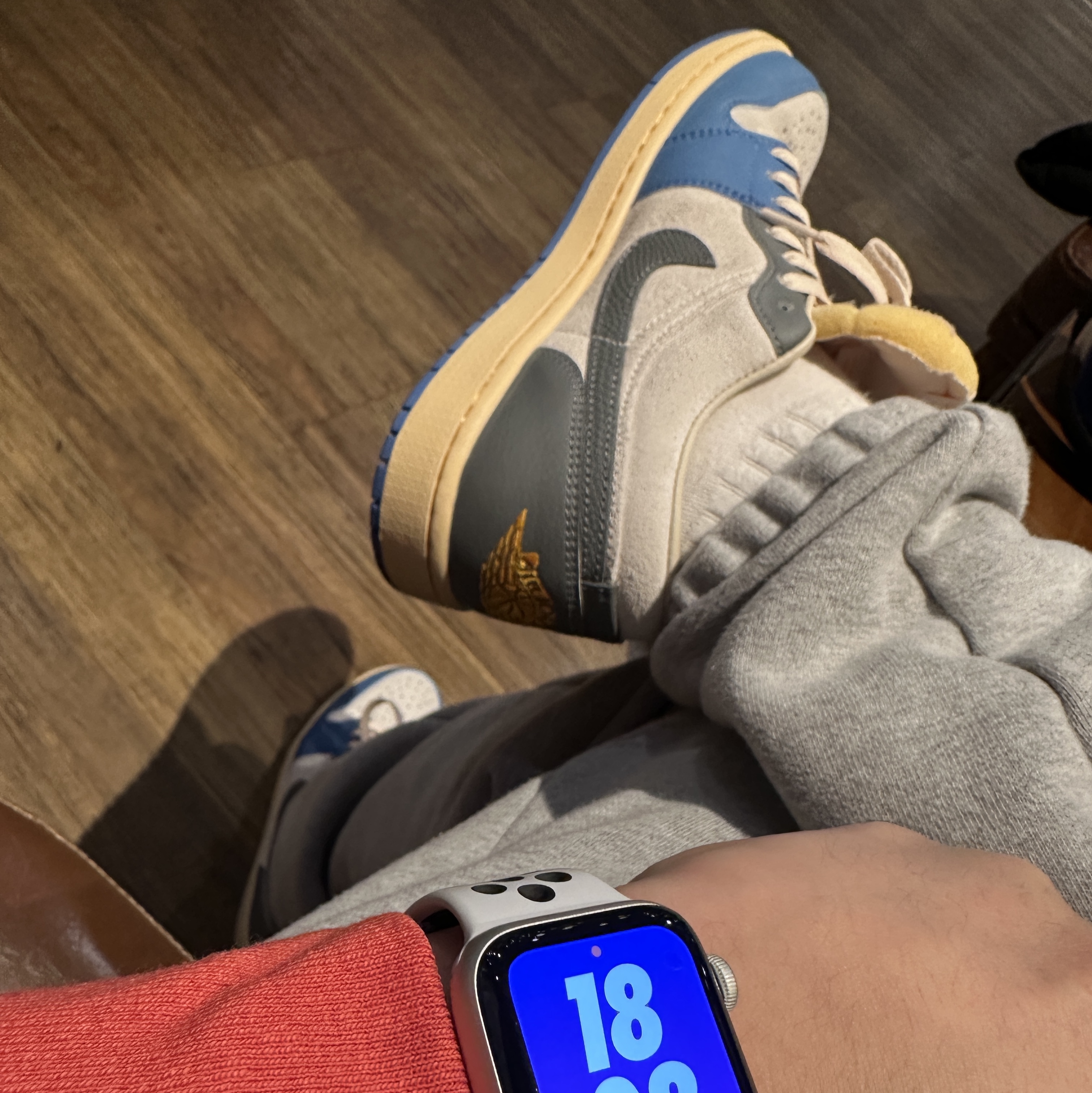 Apple Watch Nike SE 40mm GPS Silver Aluminum Case with Nike Sport Band USB C Pure Platinum Black (Korean Ver.), Jordan 1 Low SE Tokyo 96 착용 스타일 - 1