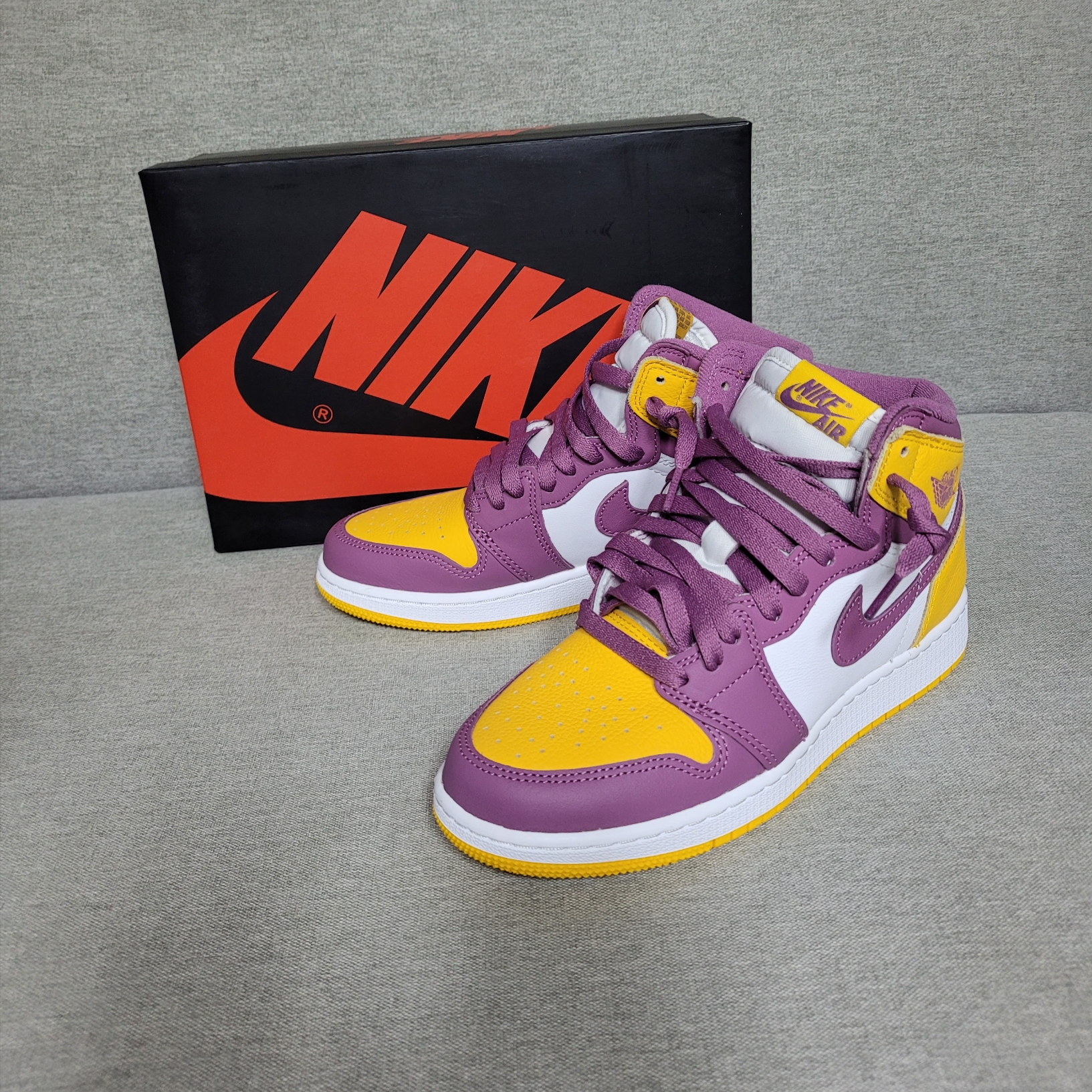 (GS) Jordan 1 Retro High OG University Gold Light Bordeaux 착용 스타일