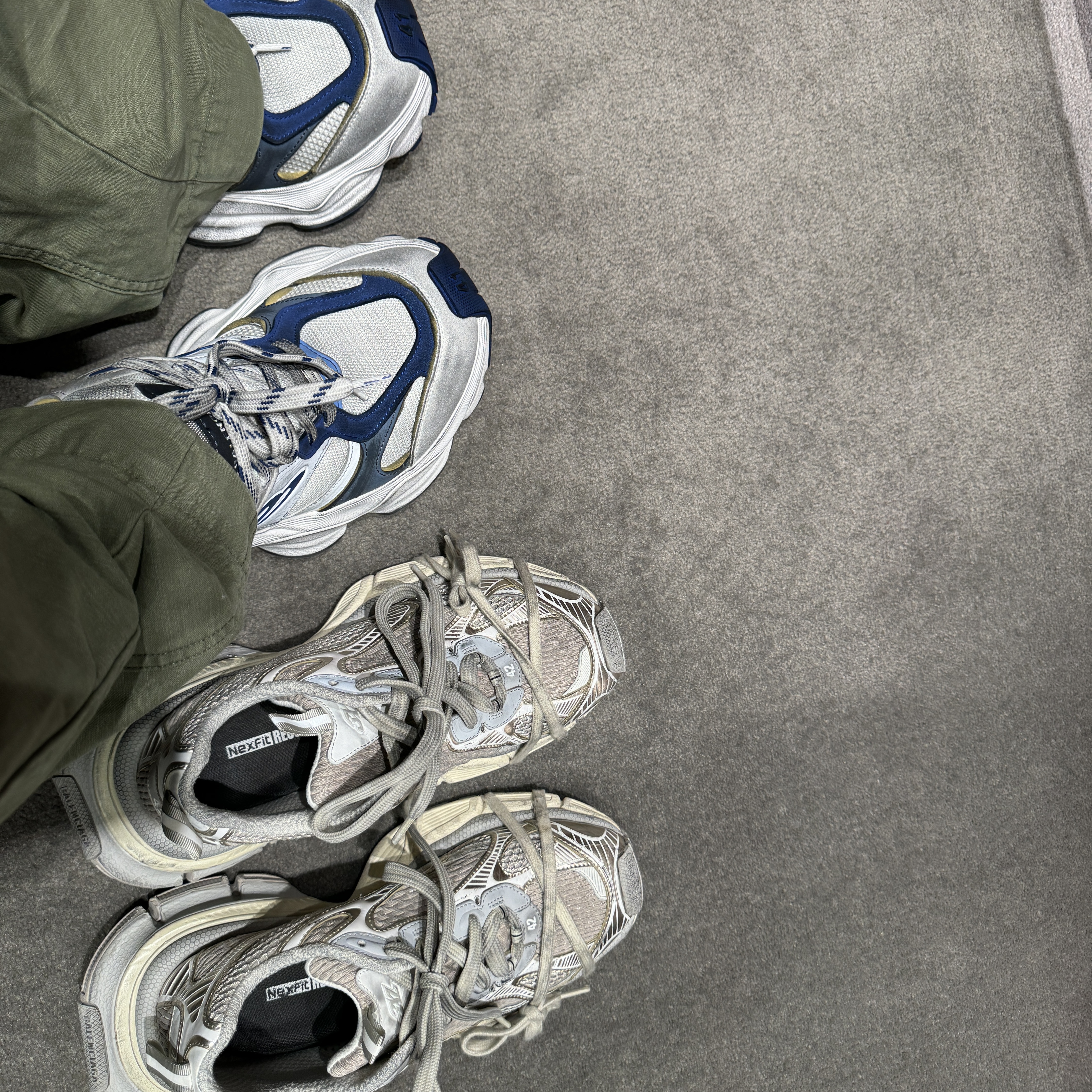 Balenciaga Cargo Sneakers Grey White Blue 착용 스타일 - 1