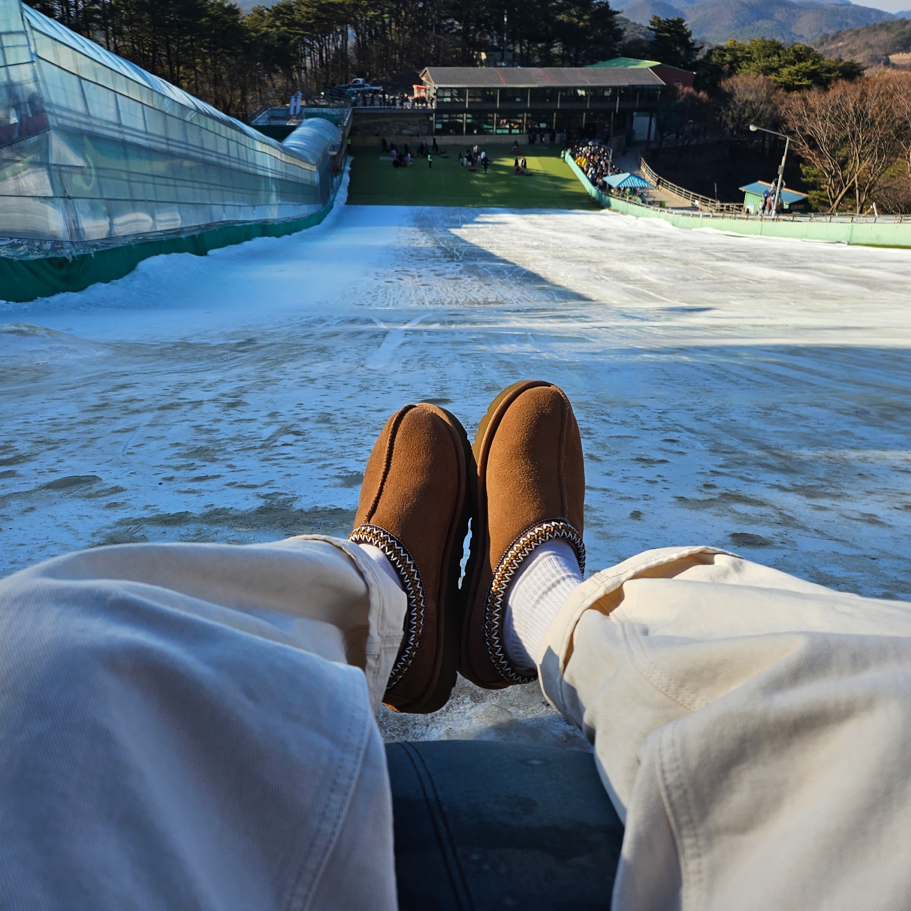 UGG Tasman Slipper Chestnut 착용 스타일 - 3