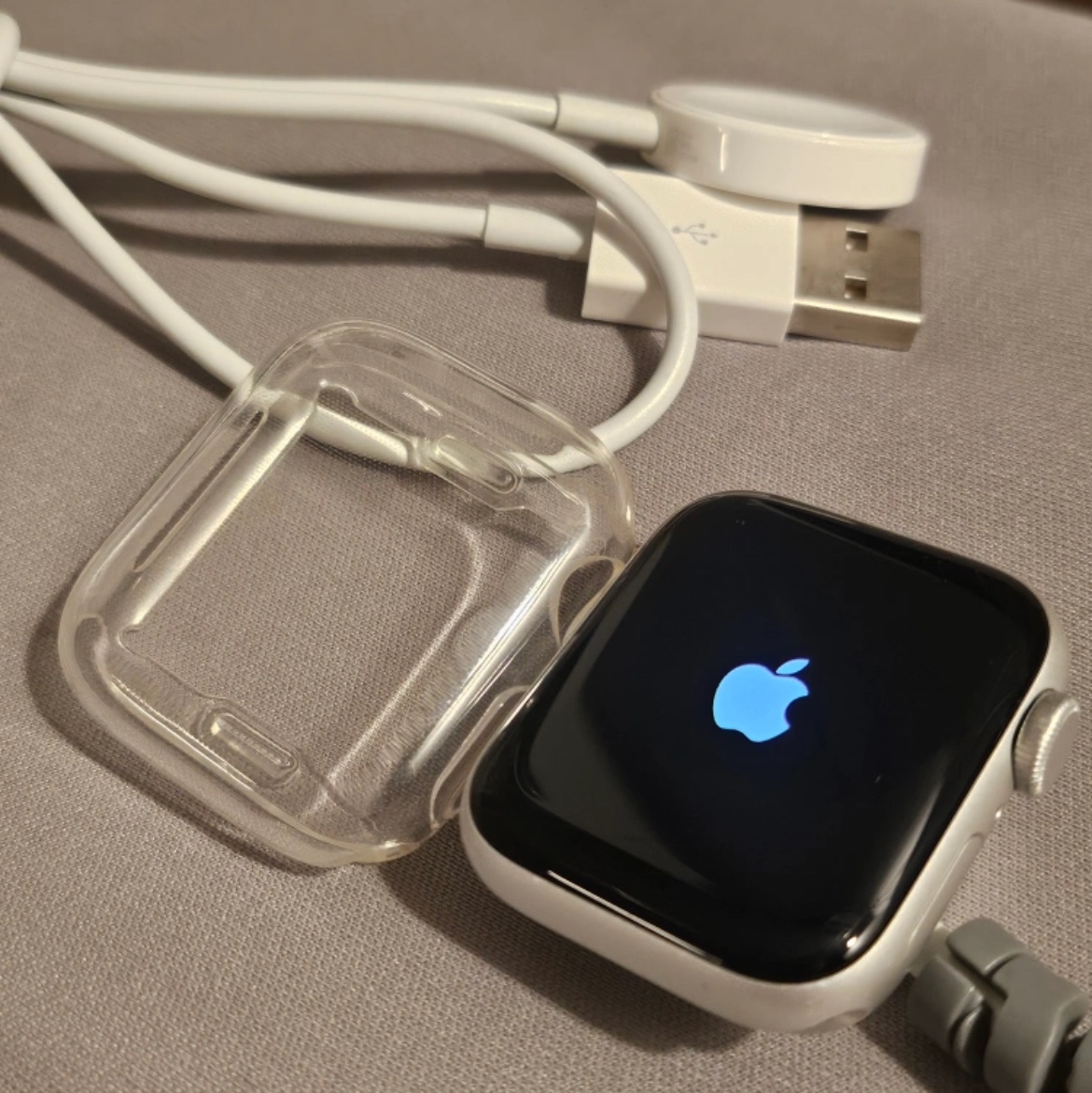 Apple Watch SE 2023 40mm GPS Starlight Aluminium Case with Sport Band S/M Starlight (Korean Ver.) 착용 스타일