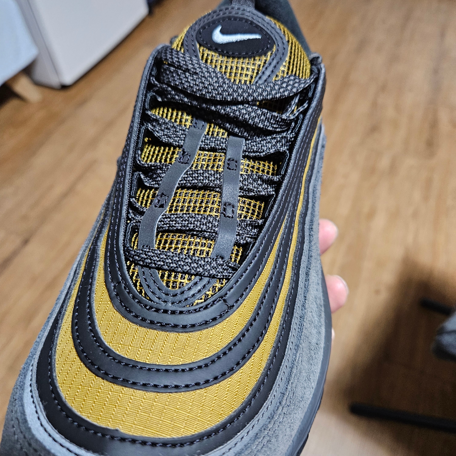 Nike Air Max 97 SE Medium Ash Bronzine 착용 스타일 - 1