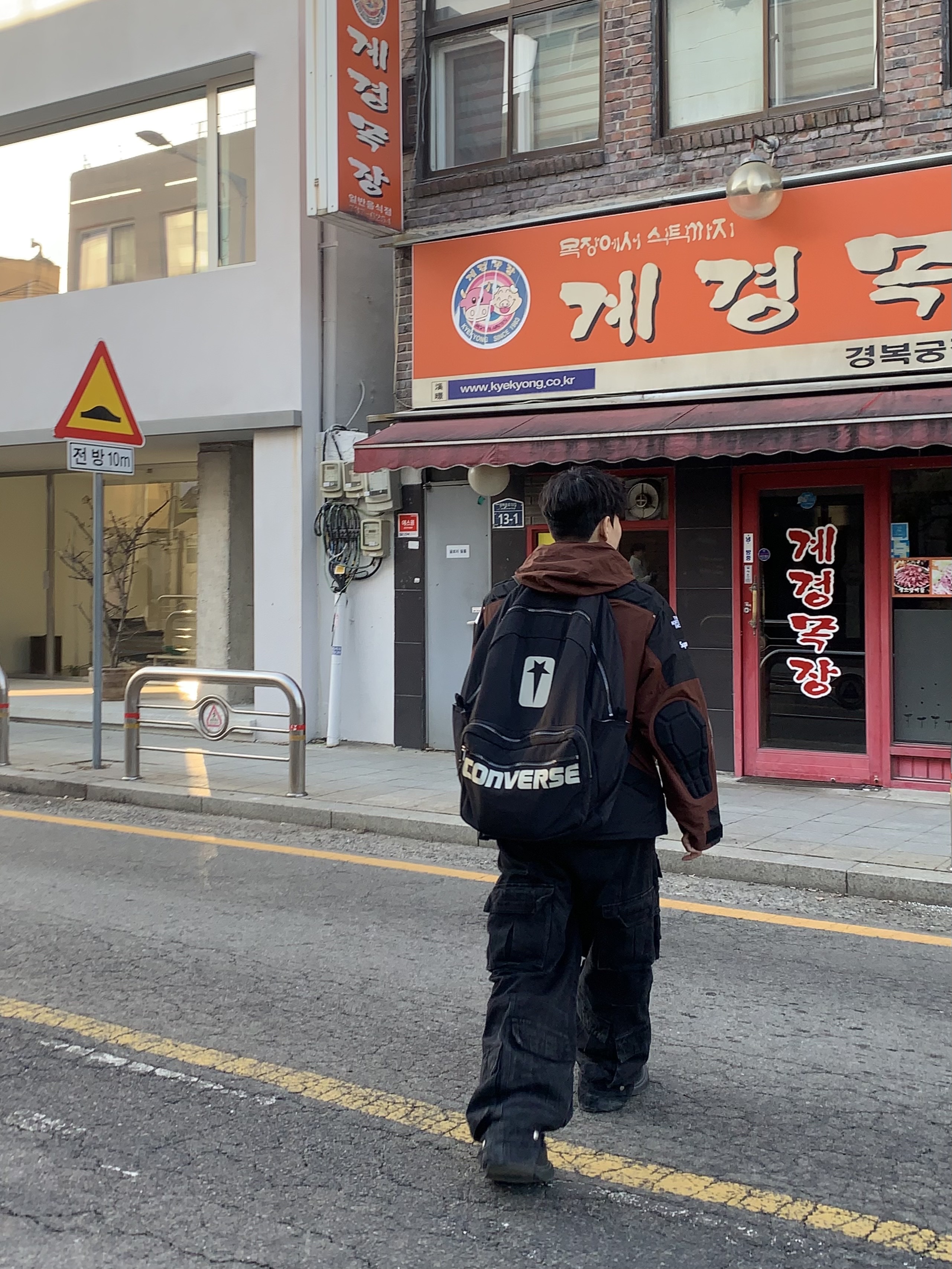 Supreme x The North Face Steep Tech Apogee Jacket Brown - 22FW, Project G/R Crinkle Denim Cargo Pants Black 착용 스타일 - 1