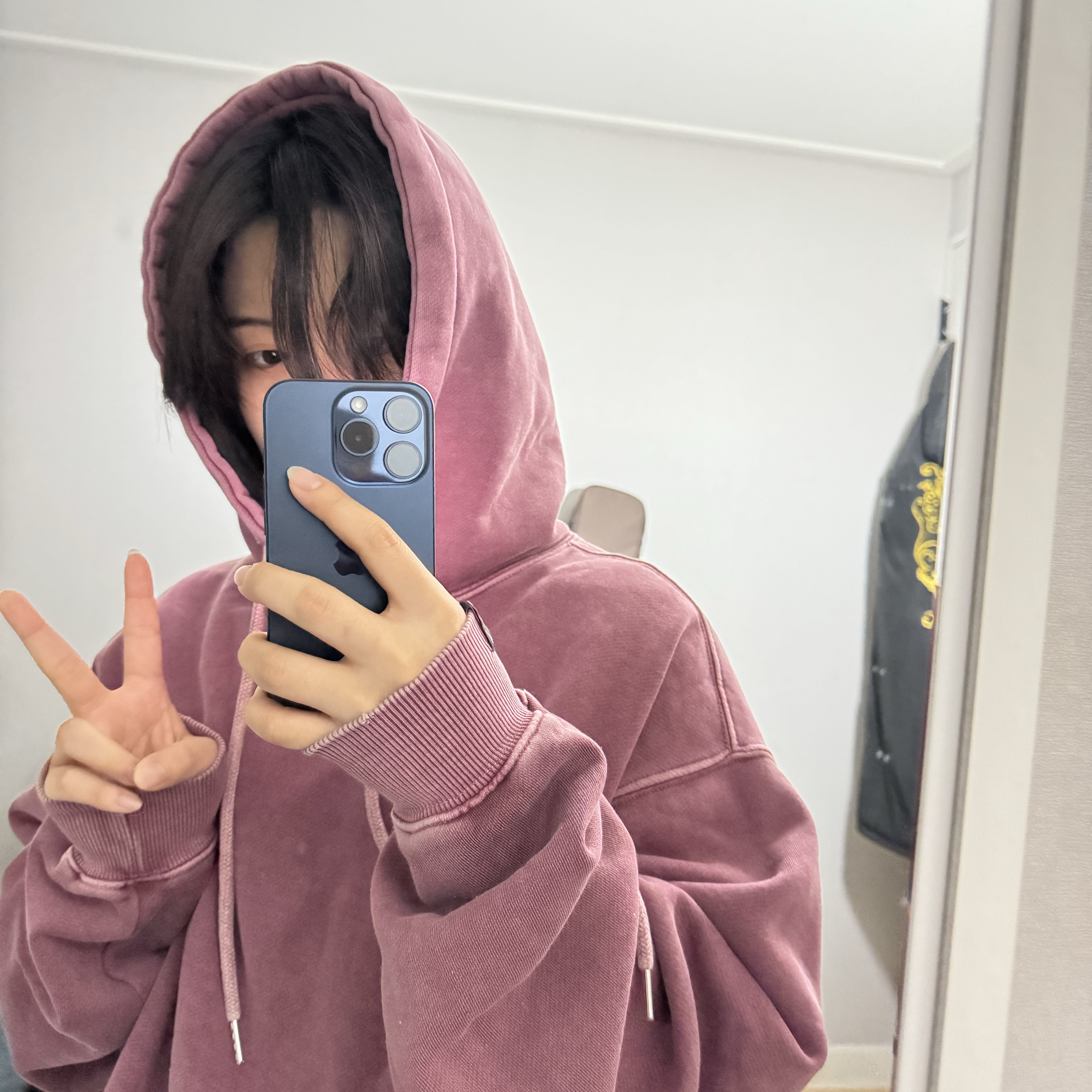 애플 아이폰 15 프로 256기가 블루 티타늄 (국내 정식 발매 제품) 착용 스타일 - 4
