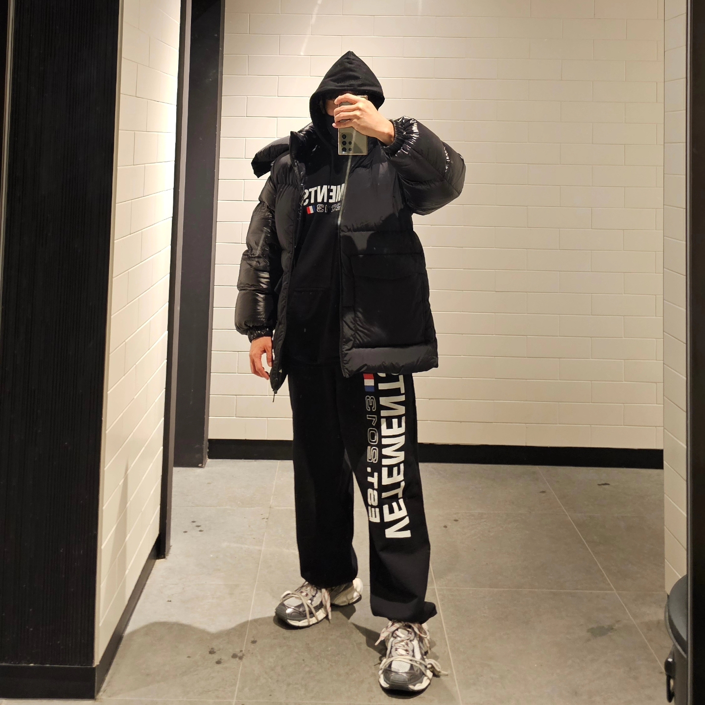 Moncler Bressay Down Jacket Black - 22FW, Balenciaga 3XL Mule Grey White Red 착용 스타일 - 1
