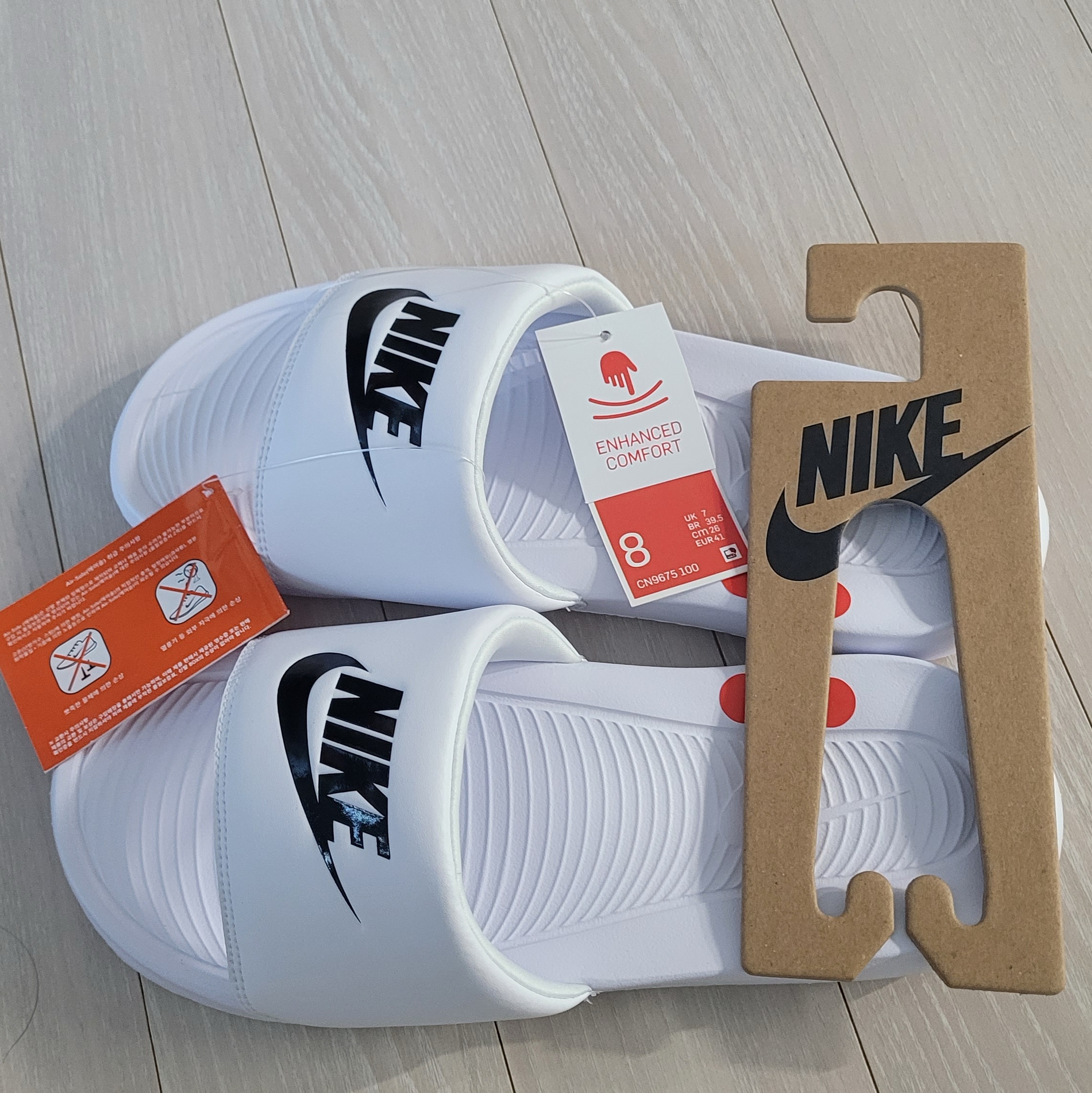 Nike Victori One Slide White Black 착용 스타일 - 1