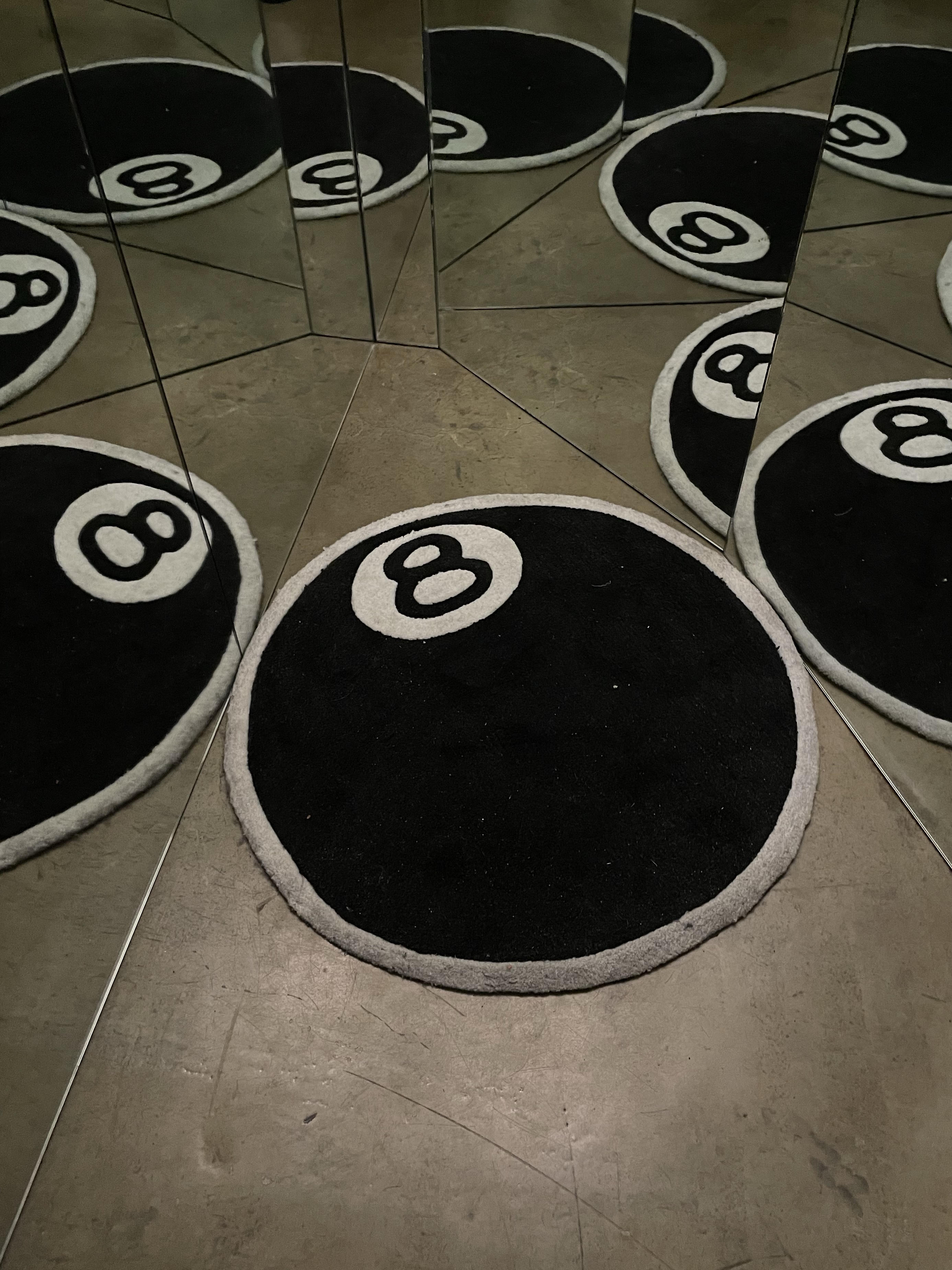 Stussy 8 Ball Rug Black 착용 스타일 - 1
