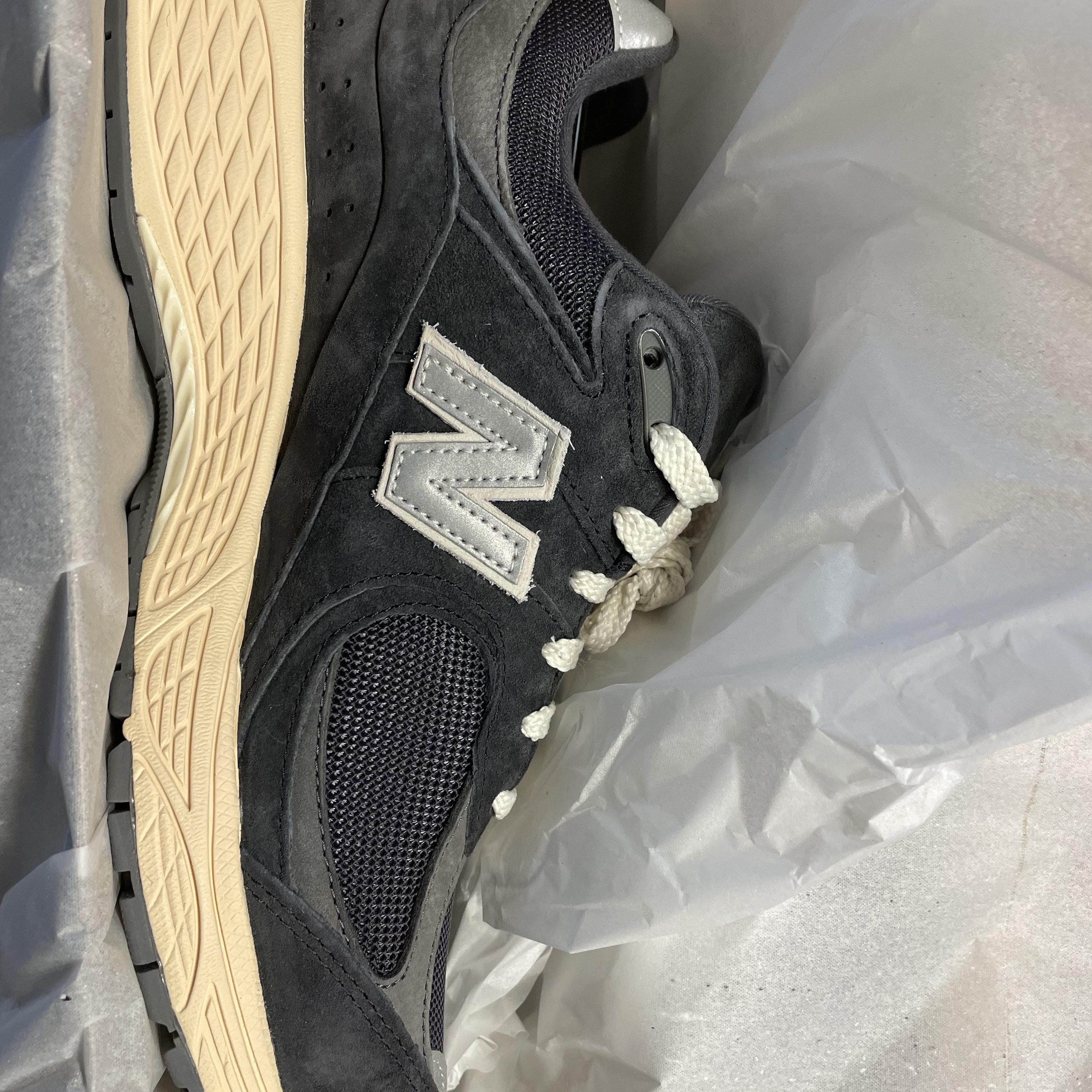 New Balance 2002R Special Vintage Black Grey 착용 스타일