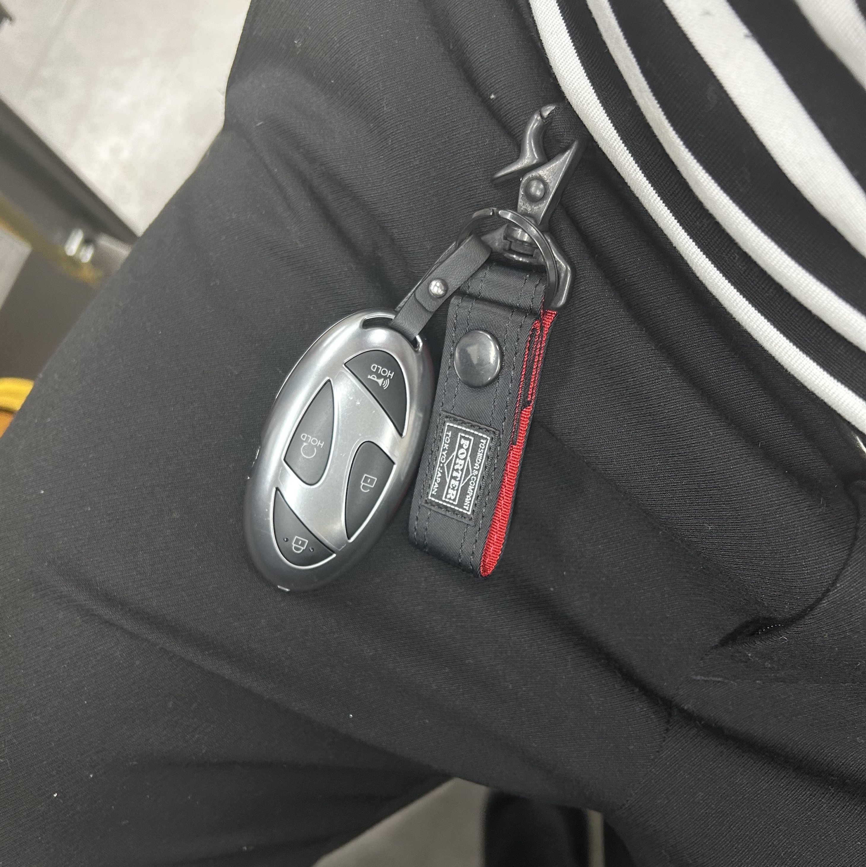 포터 x 엔드 키링 네이비 착용 스타일